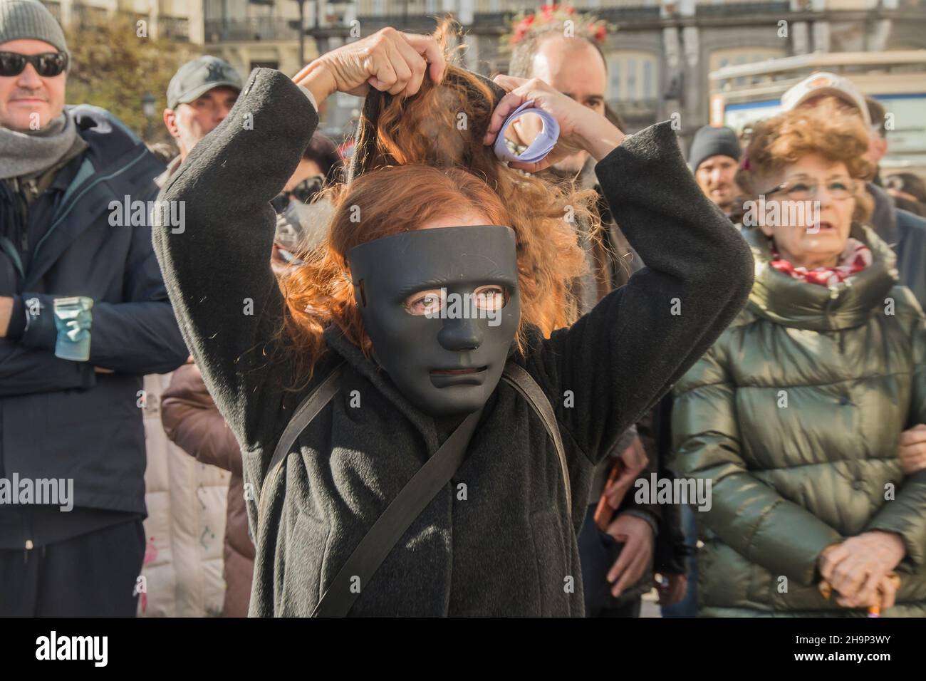 Madrid, Madrid, Spanien. 6th Dez, 2021. Die Bürgerbewegung Ã‚Â¨Chalecos BlancosÃ‚Â¨ hat an der Puerta del Sol in Madrid, Spanien, demonstriert, um gegen die Gesundheitstyrannei zu protestieren und das Recht zu fordern, über Eltern mit ihren Kindern und jeden einzelnen Bürger zu entscheiden, zusätzlich zu wirtschaftlicher Erstickung und sozialer Trennung unter dem Motto. Ã‚Â¨die Wahrheit wird uns freeÃ‚Â¨, nein zur Tyrannei! Freiheit!!!.in ihrem Manifest steht folgendes: Neues Wahlgesetz.Direktwahl der Abgeordneten nach Wahlkreisen mit offenen Listen.ein Spanier, eine Stimme, das gleiche im gesamten spanischen Territorium.Eliminat Stockfoto