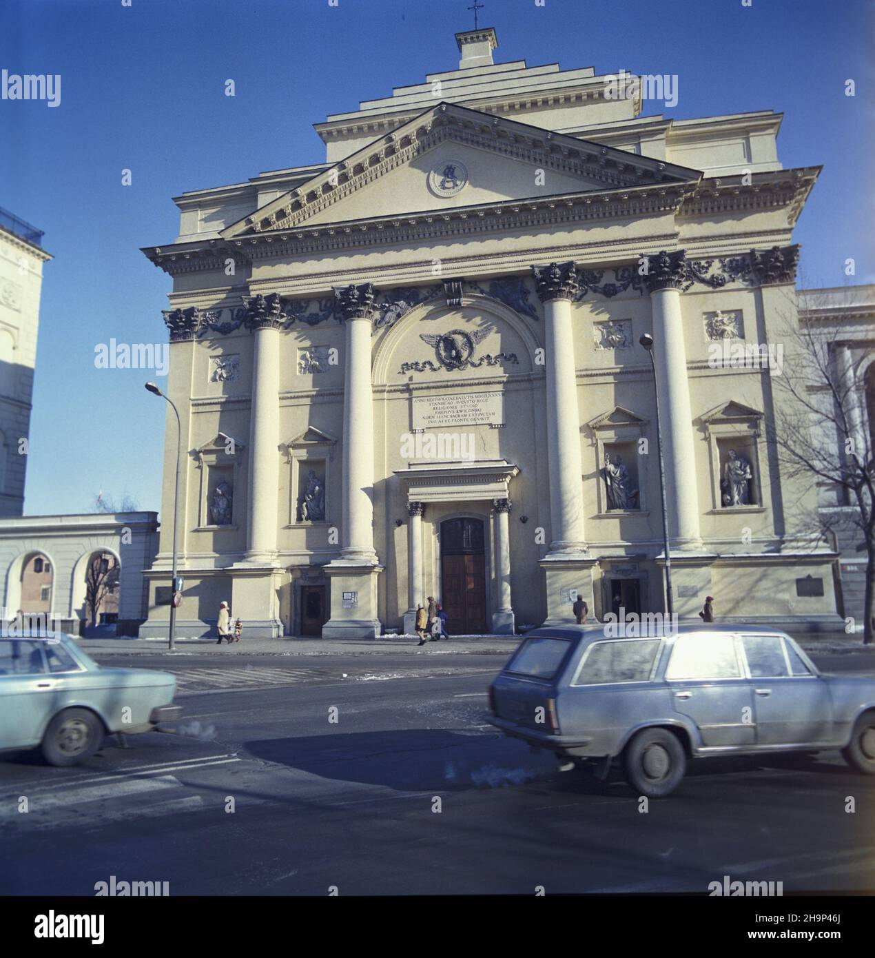 Warszawa 02,1981. Koœció³ œw. Anny przy Krakowskim Przedmieœciu, widok na fasadê od strony skrzy¿owania ulicy Miodowej z Krakowskim Przedmieœciem. msa PAP/Tomasz Listopadzki Dok³adny dzieñ wydarzenia nieustalony. Warschau, Februar 1981. St. Anne's Church von der Ecke Miodowa Street und Krakowskie Przedmiescie Avenue gesehen. msa PAP/Tomasz Listopadzki Veranstaltungstag unbekannt Stockfoto