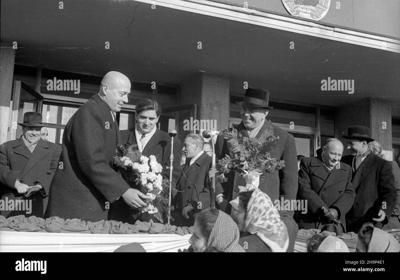 Rumunia, Bukarest, 1949-01-24. Dworzec kolejowy. Powitanie delegacji polskiego rz¹du przez przedstawicieli rz¹du rumuñskiego. Delegacja polska przyjecha³a Poci¹giem Osobowym Nadzwyczajnym Specjalnego Znaczenia (tzw. PONSZ ). NZ. premierminister rz¹du polskiego Józef Cyrankiewicz (2L), Minister spraw zagranicznych Polski Zygmunt Modzelewski (2P), Premierminister Rumunii Petru Groza (3P). bk PAP Rumänien, Bukarest, 24. Januar 1949. Der Bahnhof. Die polnische Delegation wird von Vertretern der rumänischen Behörden begrüßt. Die polnische Delegation kam in Bukarest an Bord eines speziellen VIP-Zuges (P Stockfoto