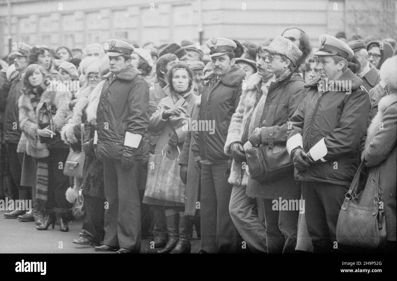 Warszawa, 1980-11-10. S¹d Najwy¿szy uchyla poprawki wprowadzone przez S¹d Wojewódzki w Warszawie do statutu NSZZ Solidarnoœæ. Zwi¹zkowcy odwo³uj¹ gotowoœæ strajkow¹. Nastêpuje rejestracja niezale¿nej, samorz¹dnej organizacji zwi¹zkowej. NZ. Zwarty t³um ludzi oczekuj¹cych przed gmachem S¹du Najwy¿szego na rejestracjê NSZZ Solidarnoœæ. oe/mw PAP/Maciej Musia³ Warschau, 10. November 1980. Der Oberste Gerichtshof widerruft die vom Woiwodschaftsgericht in Warschau eingeführten Änderungen des Statuts der unabhängigen Selbsturteil-Solidaritätsgewerkschaft (NSZZ Solidarnosc). Gewerkschafter erinnern sich an die Streikwarnung. Stockfoto