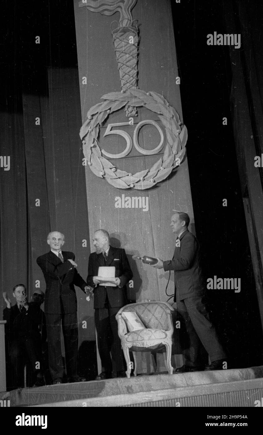 Warszawa, 1949-01-30. Uroczysta akademia w Pañstwowym Teatrze Polskim z okazji 50-lecia twórczoœci poety Leopolda Staffa. Jubilata uczcili przedstawiciele rz¹du, œwiata kultury, m.in. goszcz¹cy w Polsce pisarze z ZSRR. NZ. na scenie poeci Julian Tuwim (L), Leopold Staff (2L). mw PAP Warschau, 30. Januar 1949. Eine Gala im Polski Theater anlässlich des 50th-jährigen Bestehens der künstlerischen Arbeit des Poeten Leopold Staff. Leopold-Mitarbeiter wurden bei einem Besuch in Polen von Vertretern der Regierung, von Kulturkreisen und Schriftstellern aus der UdSSR geehrt. Auf der Bühne: Dichter Julian Tuwin (links) und Stockfoto