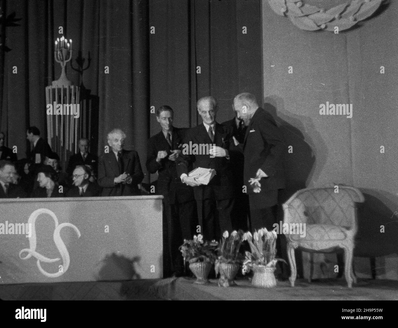 Warszawa, 1949-01-30. Teatr Polski. Obchody 50-lecia twórczoœci Leopolda Staffa. Uroczysta akademia. NZ. od lewej: poeta Leopold Staff, poeta Julian Tuwim. msa PAP Warschau, 30. Januar 1949. Polski Theater. Feierlichkeiten zum 50th-jährigen Bestehen des Leopold-Personals als Dichter. Bild: Von links - Dichter Leopold Staff, Dichter Julian Tuwim. msa PAP Stockfoto