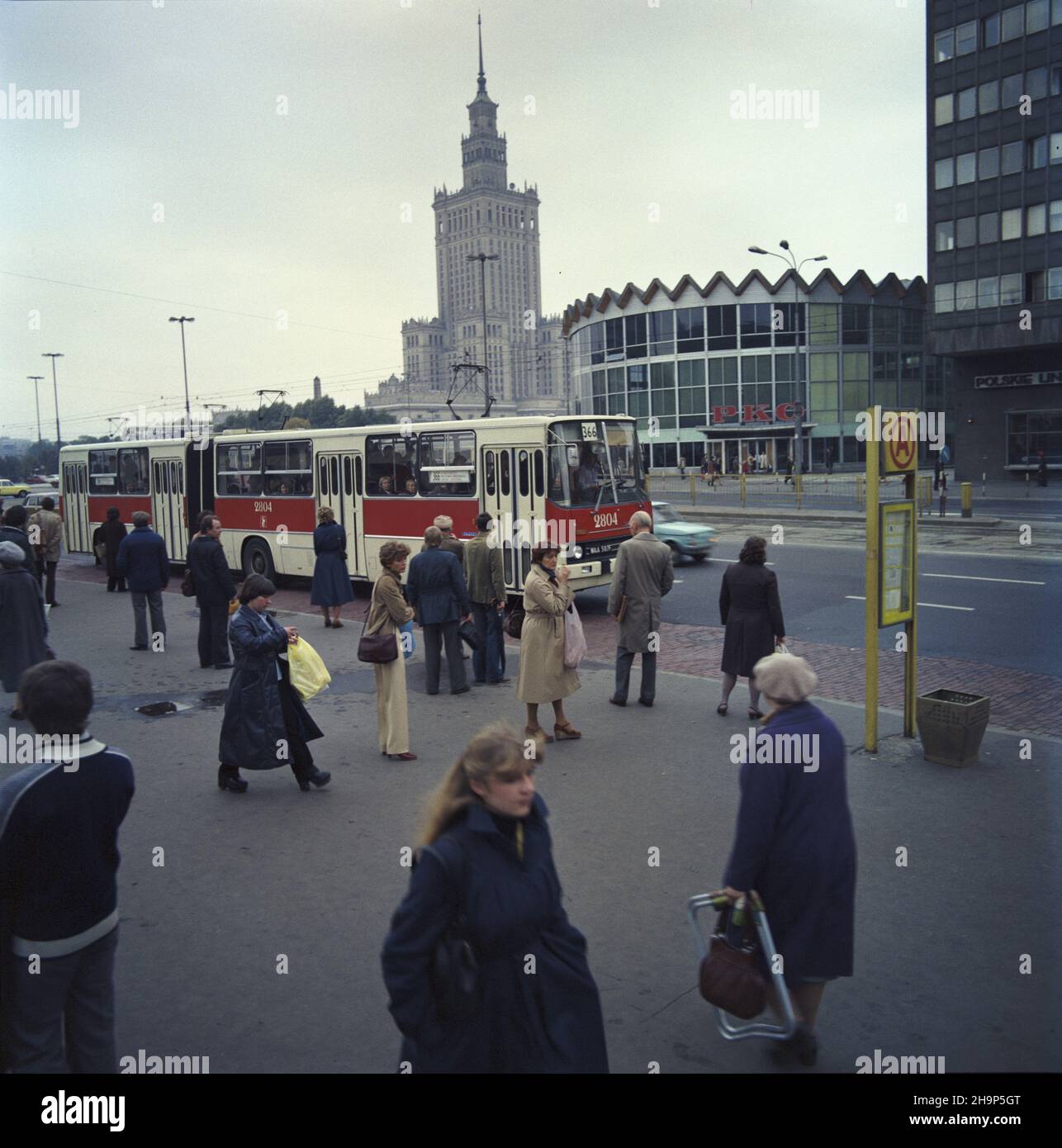 Warszawa 10,1980. Ruch uliczny w Alejach Jerozolimskich. Autobus Ikarus komunikacji miejskiej. W g³êbi widoczna Rotunda PKO oraz Pa³ac Kultury i Nauki. msa PAP/Tomasz Pra¿mowski Dok³adny dzieñ wydarzenia nieustalony. Warschau, Oktober 1980. Straßenverkehr auf der Jerozolimskie Avenue. Ein Ikarus-Bus mit öffentlichen Verkehrsmitteln. Im Hintergrund die PKO Bank Rotunde und der Ort der Kultur und Wissenschaft. msa PAP/Tomasz Prazmowski Veranstaltungstag unbekannt Stockfoto