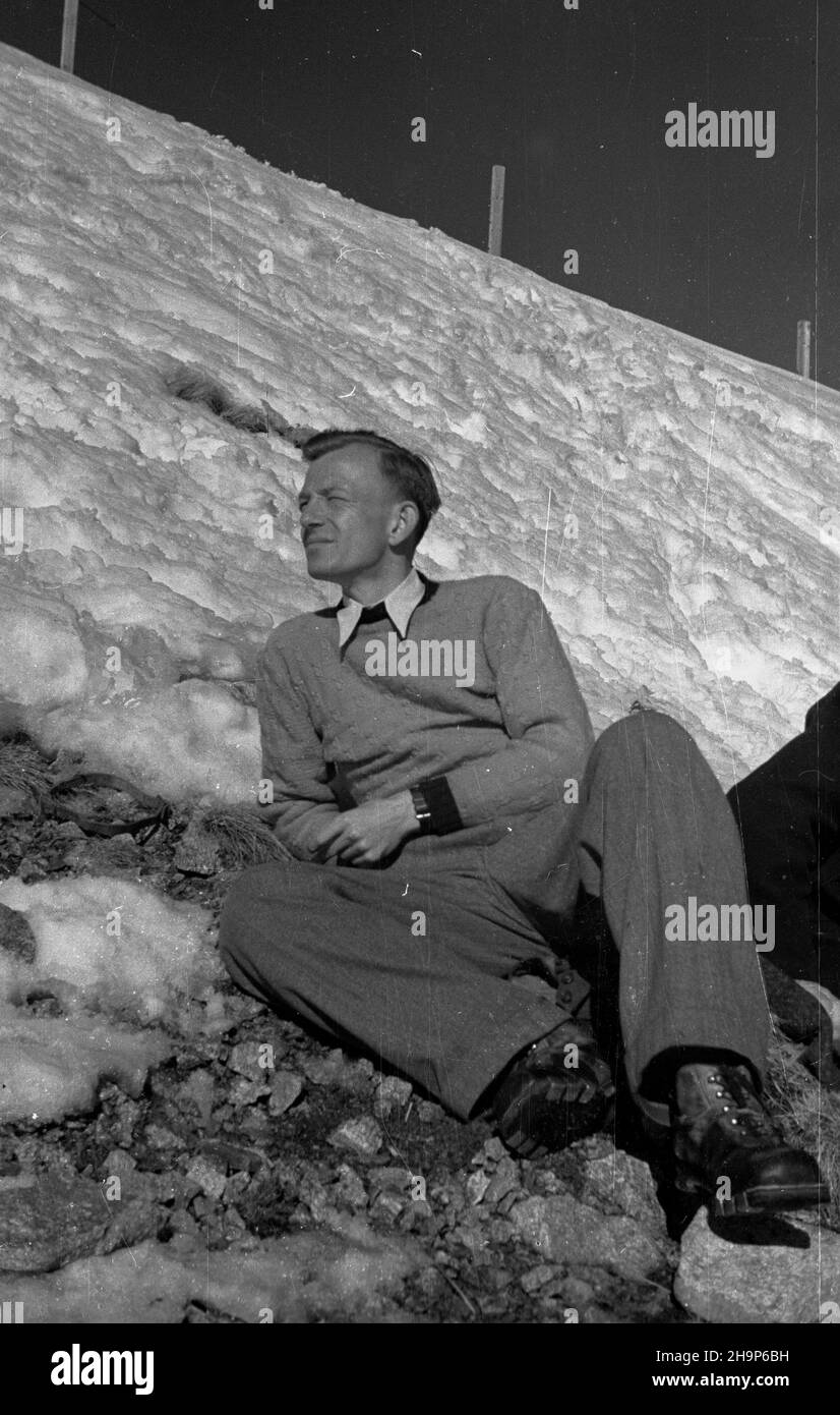 Zakopane, 1949-02. Fotograf Jerzy Baranowski na Kasprowym Wierchu w Tatrach Zachodnich. pw PAP Dok³adny dzieñ wydarzenia nieustalony. Zakopane, 1949. Februar. Fotograf Jerzy Baranowski auf dem Kasprowy Wierch in der Westlichen Tatra. pw PAP Stockfoto