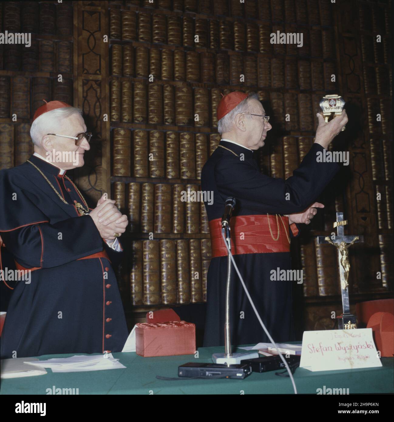 Czêstochowa 09,1980. Na zaproszenie Episkopatu Polski w dniach 11-15.09.1980 r. przebywa³a w Polsce delegacja Conferencji Episkopatu Niemiec z jej przewodnicz¹cym kardyna³em Josephem Hoeffnerem. Spotkanie Biskupów polskich i niemieckich w Bibliotece Jasnogórskiej w klasztorze oo. Paulinów na Jasnej Górze. NZ. Arcybiskup Kolonii kardyna³ Joseph Hoeffner (L) i prymas Polski kardyna³ Stefan Wyszyñski. mta PAP/Andrzej Kossobudzki Or³owski Dok³adny dzieñ wydarzenia nieustalony. Czestochowa September 1980. Eine Delegation des deutschen Episkopats unter der Leitung seines Vorsitzenden Kardinal Joseph Hoeffn Stockfoto