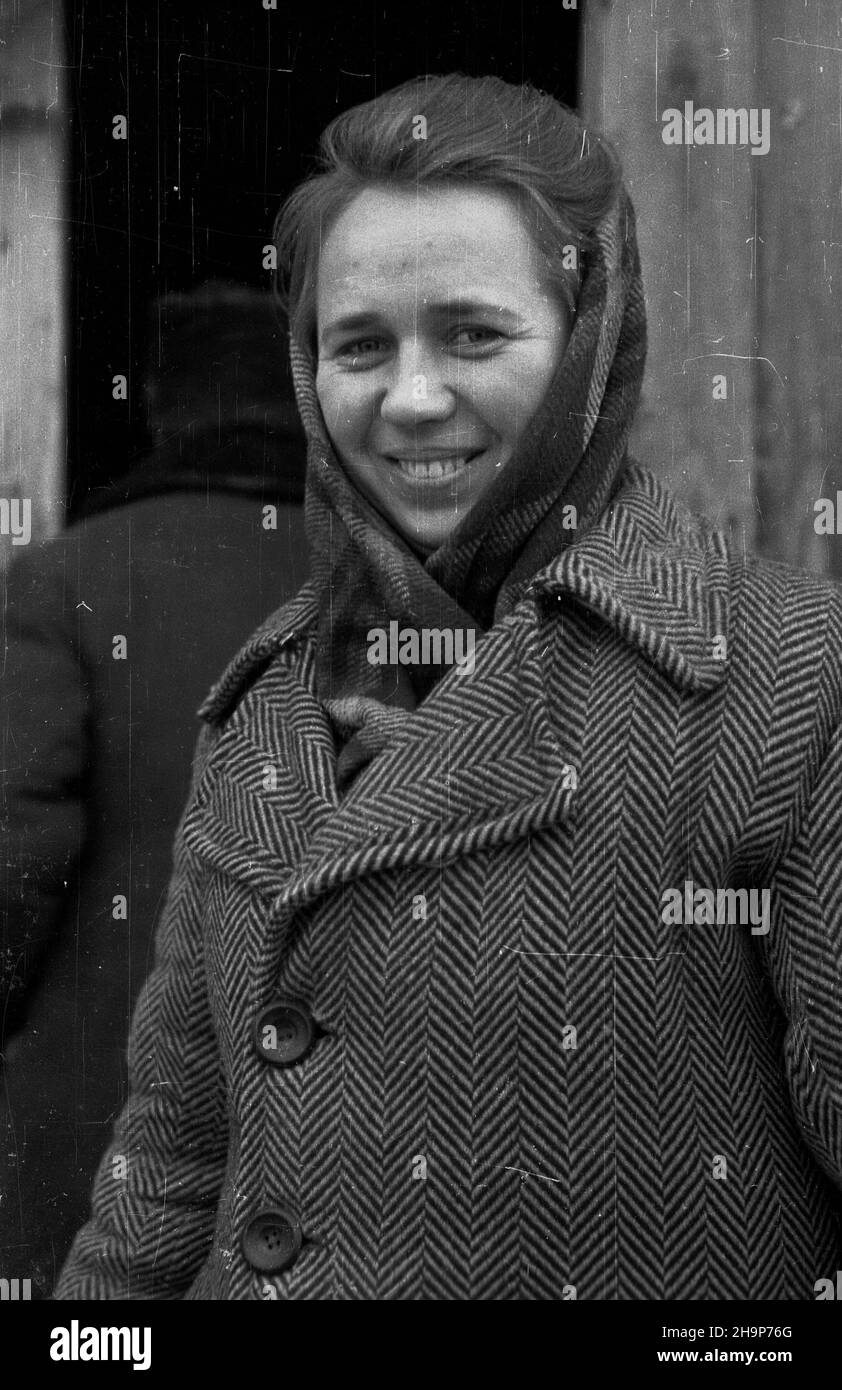 Gorzków Ko³o Krasnegostawu, 1949-02. Pracownica m³yna wodnego. msa PAP Dok³adny dzieñ wydarzenia nieustalony. Gorzkow bei Krasnystaw, Februar 1949. Ein Arbeiter in der Wassermühle. msa PAP Stockfoto