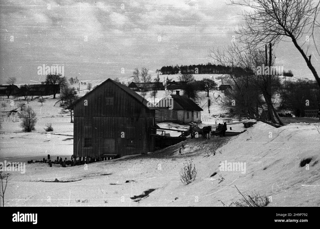 Gorzków Ko³o Krasnegostawu, 1949-02. M³yn wodny. msa PAP Dok³adny dzieñ wydarzenia nieustalony. Gorzkow bei Krasnystaw, Februar 1949. Eine Wassermühle. msa PAP Stockfoto