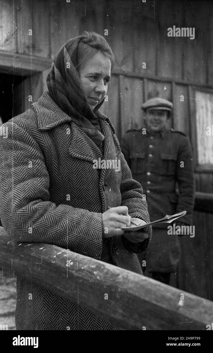 Gorzków Ko³o Krasnegostawu, 1949-02. M³yn wodny. Pracownica m³yna wodnego. msa PAP Dok³adny dzieñ wydarzenia nieustalony. Gorzkow bei Krasnystaw, Februar 1949. Eine Wassermühle. Ein Arbeiter in der Wassermühle. msa PAP Stockfoto