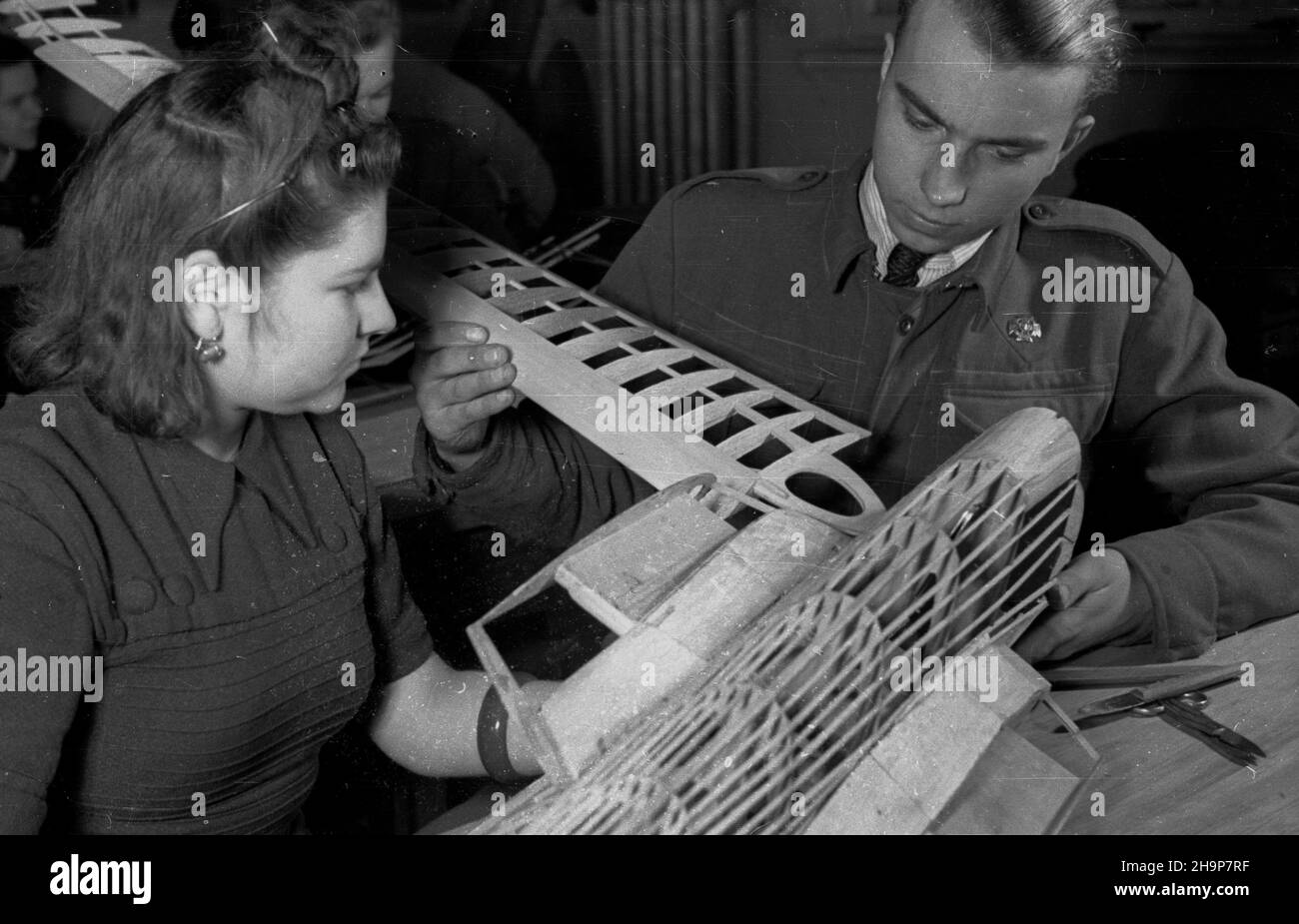 Warszawa, 1949-02. Warszawski Okrêg Ligi Lotniczej zorganizowa³ w gmachu Pañstwowego Liceum Mechaniczno-Lotniczego kurs ogólnolotniczy. W kraju odbywa siê oko³o 200 takich kursów. NZ. pracownia modelarska, monta¿ szkieletu skrzyd³a. mw PAP Dok³adny dzieñ wydarzenia nieustalony. Warschau, 1949. Februar. Warsaw Aviation League District organisiert Flugschulungen für Erwachsene an der staatlichen Hochschule für Mechanik und Luftfahrt. Rund 200 Kurse werden im ganzen Land geführt. Im Bild: aeromodellladen, Montage eines Flügelrahmens. mw PAP Stockfoto