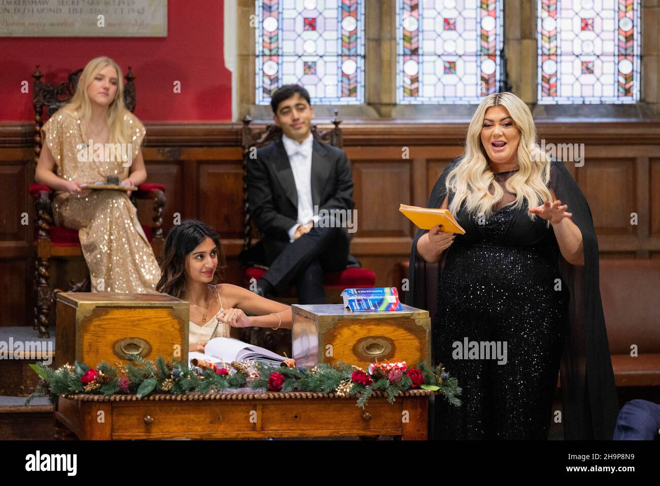 NUR FÜR REDAKTIONELLE VERWENDUNG Gemma Collins debattiert zur Weihnachtszeit gegen den Viertelfinalisten der Europameisterschaft Samuel Scheuer bei der Oxford Union, um Sainsbury's Veröffentlichung von über 300 neuen festlichen Speisen und Getränken zu feiern. Ausgabedatum: Mittwoch, 8. Dezember 2021. Stockfoto