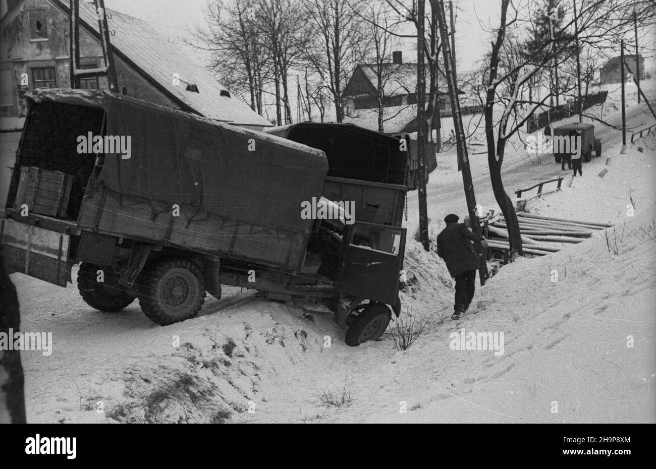 Szczyrk, 1949-02. W dniach 4-9 lutego odby³y siê pierwsze po wojnie XXIV Narodowe Narciarskie Mistrzostwa Polski. W konkursie skoków startowa³o 74 zawodników, zwyciê¿y³ Stanis³aw Marusarz (68,5 i 71 m), drugi Leopold Tajner (66,5 i 64,5 m), trzeci Jan Kula (62 i 68,5 m). DLA u³atwienia dojazdu na zawody skierowano dodatkowy tabor samochodów. NZ. Trudne warunki na drogach wy³¹cza³y samochody z ruchu. mw PAP Dok³adny dzieñ wydarzenia nieustalony. Szczyrk, 1949. Februar. Vom 4. Bis 9. Februar fand die polnische Ski-Nationalmeisterschaft 24th statt. Ein Skisprungwettbewerb brachte 74 zusammen Stockfoto