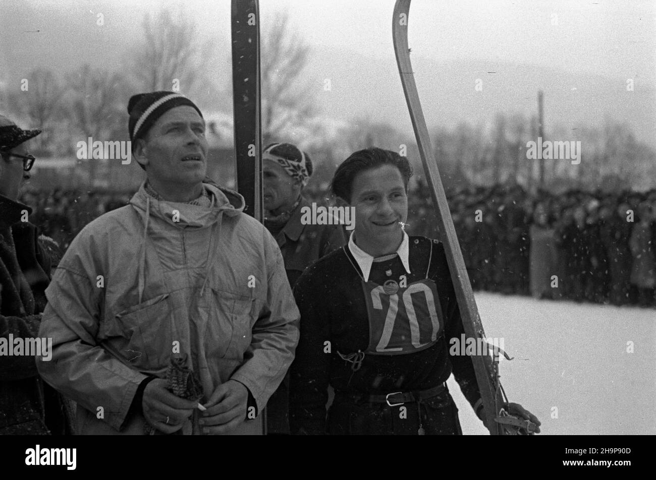 Szczyrk, 1949-02. W dniach 4-9 lutego odby³y siê pierwsze po wojnie XXIV Narodowe Narciarskie Mistrzostwa Polski. W konkursie skoków startowa³o 74 zawodników, zwyciê¿y³ Stanis³aw Marusarz (68,5 i 71 m), drugi Leopold Tajner (66,5 i 64,5 m), trzeci Jan Kula (62 i 68,5 m). Nz. Stanis³aw Marusarz (L) i Antoni Wieczorek (P). mw PAP Dok³adny dzieñ wydarzenia nieustalony. Szczyrk, 1949. Februar. Vom 4. Bis 9. Februar fand die polnische Ski-Nationalmeisterschaft 24th statt. Bei einem Skisprungwettbewerb kamen 74 Teilnehmer zusammen, der Sieger war Stanislaw Marusarz (68,5 und 71 m), der zweite war Leopo Stockfoto