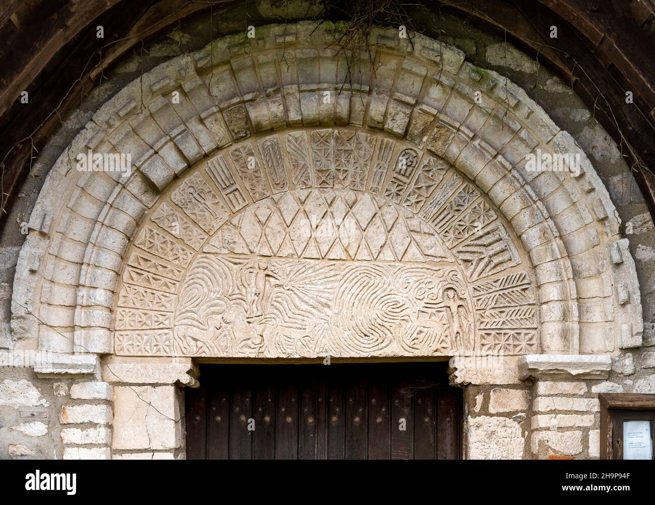 Porträt, Kirche Saint-Martin aus dem 10. Jahrhundert (?) Westportal, Tympanon mit Labyrinth und paradiesische (?) Stockfoto