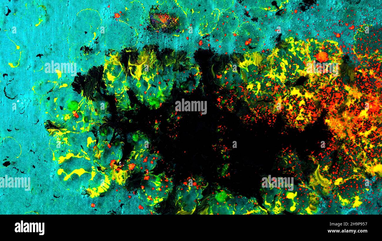 Oberfläche mit sauren Tintenflecken. Nahaufnahme von pulverstrahlender Farbe auf der Oberfläche der lackierten Flüssigkeit. Bunte Säure Hintergrund Kunst Flüssigkeit mit Pulverfarben. Stockfoto