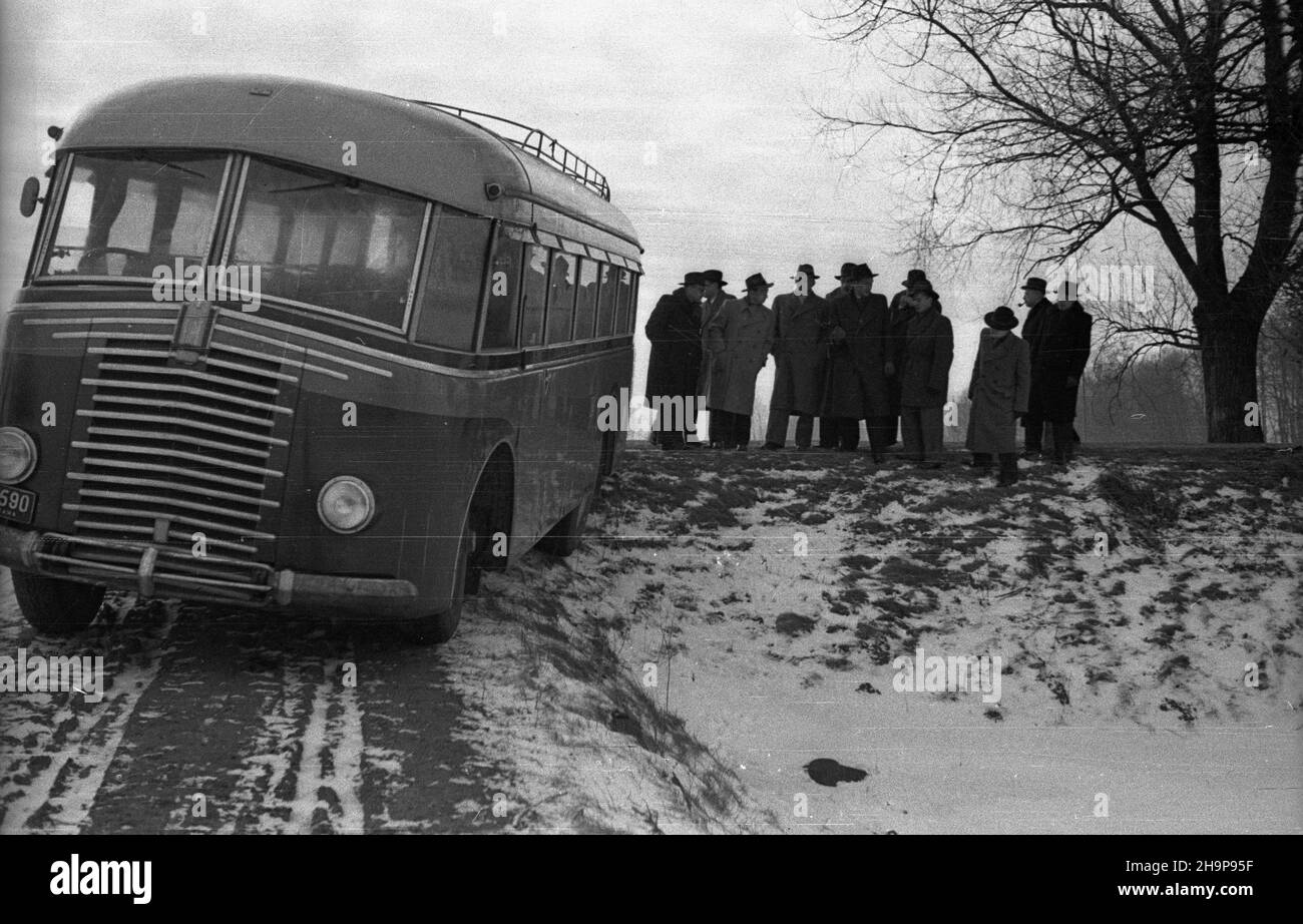 Polska, 1949-02. OD 3 do 6 lutego odbywa³ siê w Pa³acu Nieborowskim Zjazd Polskich i Czechos³owackich Techników Filmowych. Uczestnicy zjazdu odwiedzili £ódŸ i Warszawê. NZ. Awaria autobusu z delegatami w drodze do Warszawy. mw PAP Dok³adny dzieñ wydarzenia nieustalony. Polen, 1949. Februar. Der Kongress der polnischen und tschechoslowakischen Filmtechniker fand vom 3. Bis 6. Februar im Schloss Nieborow statt. Die Teilnehmer des Kongresses besuchten Lodz und Warschau. Bild: Ein Bus mit den Delgates brach auf dem Weg nach Warschau zusammen. mw PAP Stockfoto