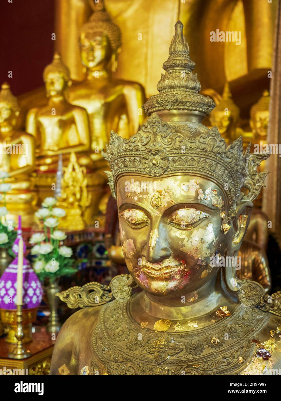 Buddha bedeckt mit Blattgold, Wat Phra Singh, Chiang Mai, Thailand Stockfoto