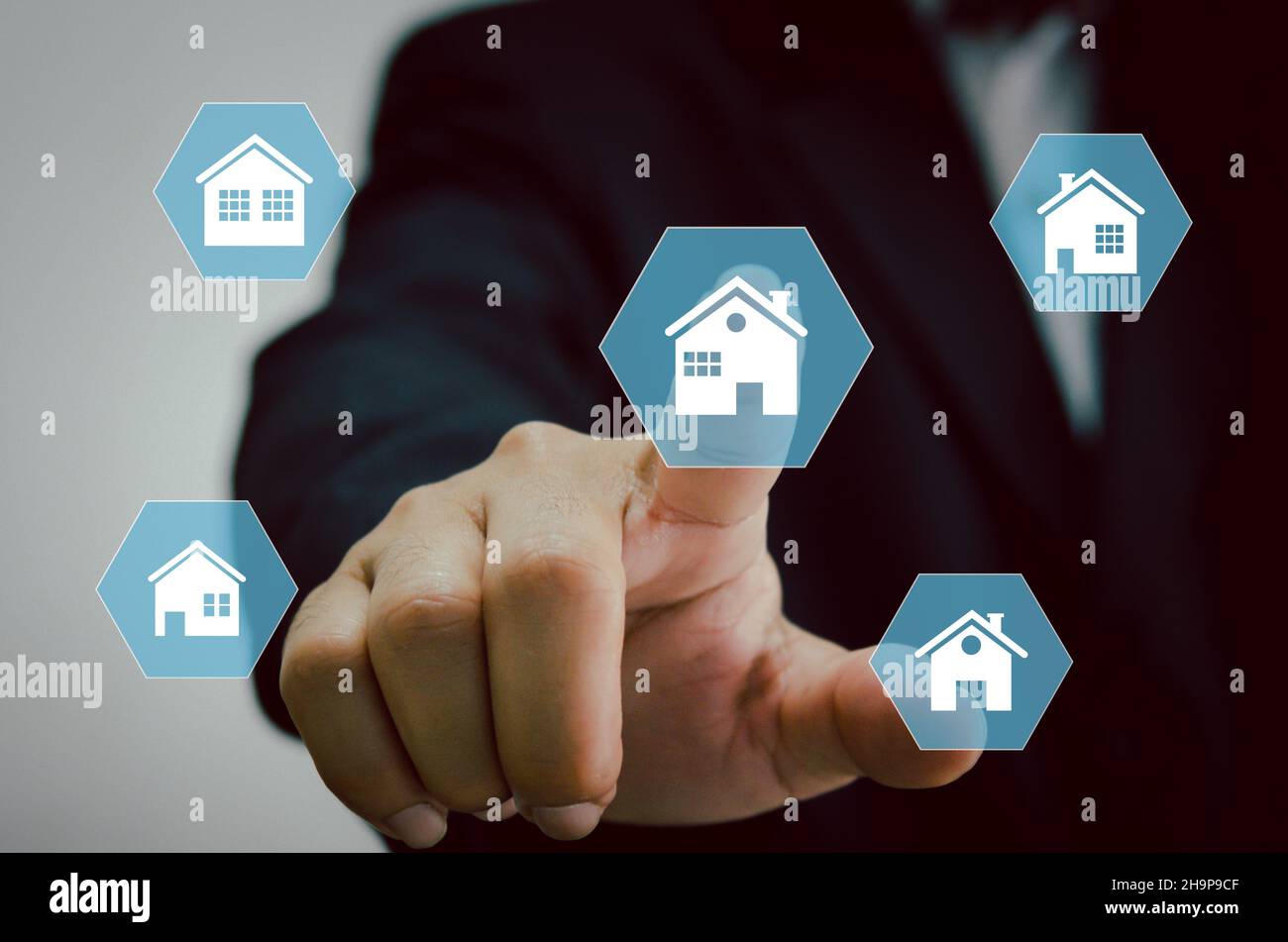 Hand berühren Icon House.Real estate Concept Business, Hausversicherung und Immobilienschutz. Kaufen und verkaufen Sie Häuser und Immobilien online auf einem virt Stockfoto