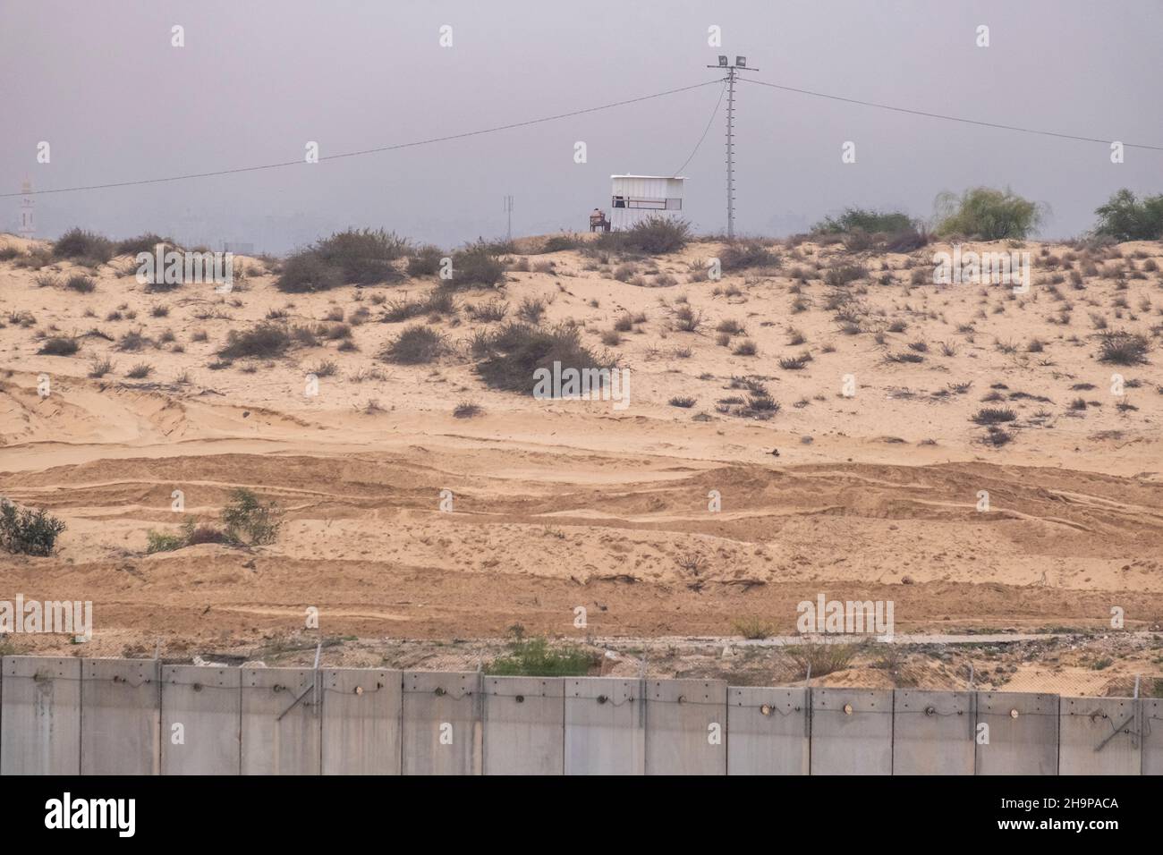 Ansicht eines palästinensischen Militärpostens über eine Betonmauer auf der israelischen Seite der nördlichen Grenze zum Gazastreifen, Israel Stockfoto