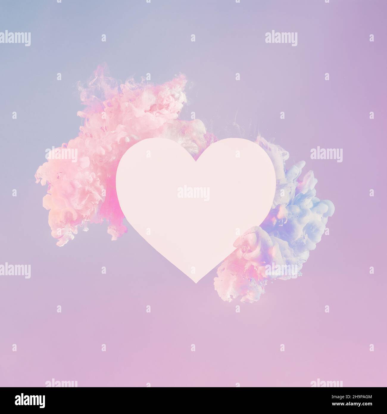 Kreativer abstrakter neonförmiger Hintergrund in Herdform mit Kopierraum. Leere weiße Herzform in Wolken aus weißer Farbe in rosa Neonlicht. Minimalistisches, kreatives Neon-Design für den Valentinstag Stockfoto