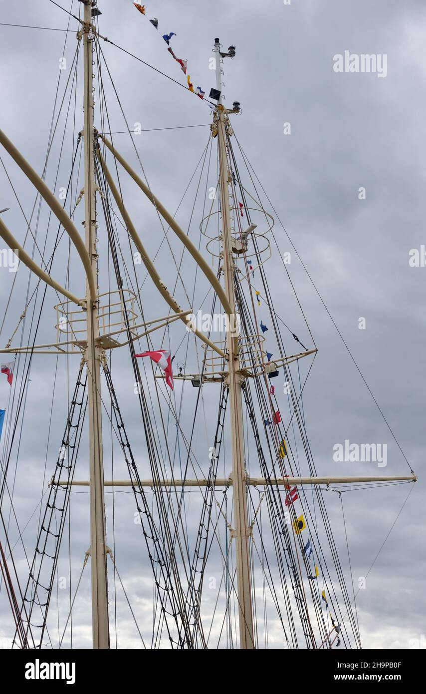 Segelschiff Masten mit Schutzhüllen und Flagge Gala Stockfoto