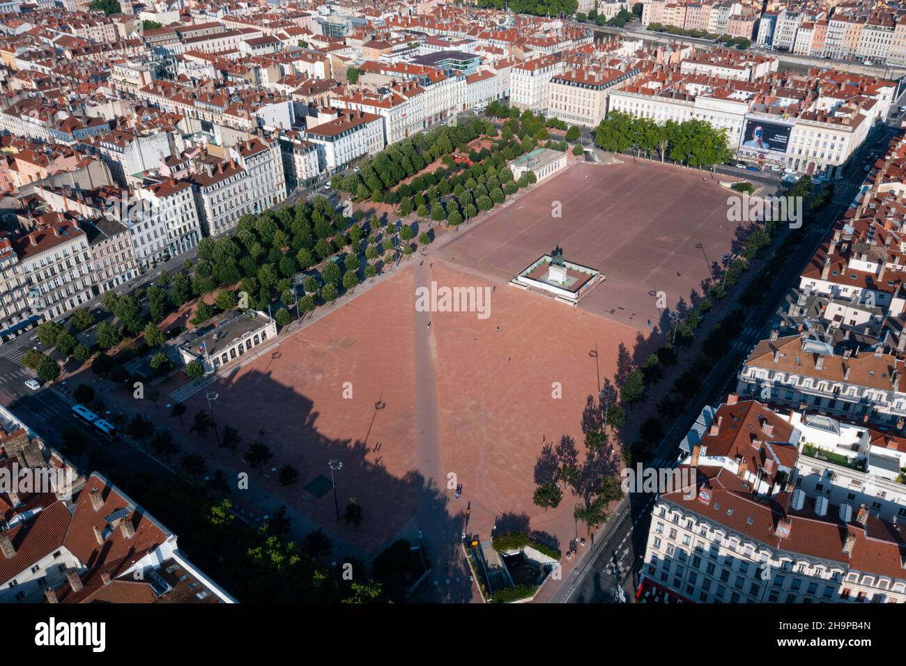 Lyon (Zentral-Ost-Frankreich): Luftaufnahme des Stadtzentrums und des Platzes „Place Bellecour“, im 2nd Arrondissement (Bezirk), mit dem Reitsport Stockfoto