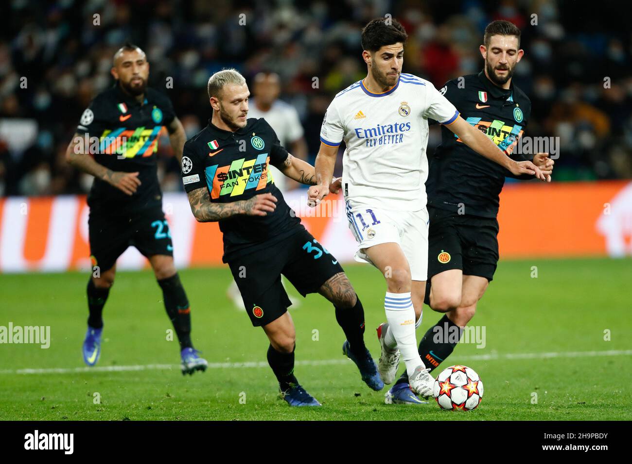 Marco Asensio von Real Madrid und Federico Dimarco, Roberto Gagliardini von Inter während der UEFA Champions League, des Fußballspiels der Gruppe D zwischen Real Madrid und dem FC Internazionale am 7. Dezember 2021 im Santiago Bernabeu Stadion in Madrid, Spanien - Foto: Oscar Barroso/DPPI/LiveMedia Stockfoto