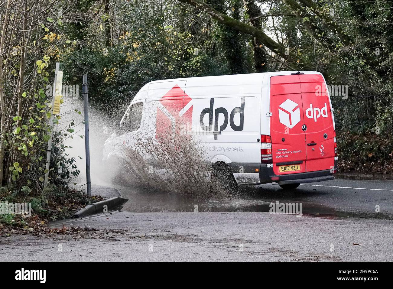 Station Lane, Godalming. 08th. Dezember 2021. Starke Regenfälle im Zusammenhang mit dem Sturm Barra verursachen heute weiterhin Probleme mit Oberflächenüberflutungen in den Heimatgebieten. Fahrzeuge, die durch das Hochwasser in Godalming in Surrey fahren. Kredit: james jagger/Alamy Live Nachrichten Stockfoto