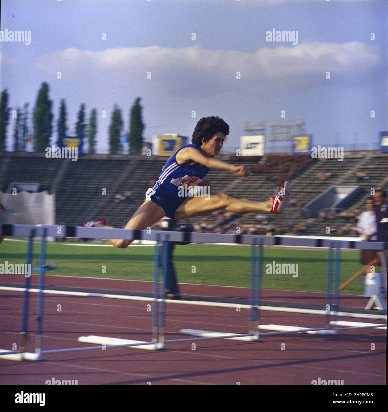 Warszawa 06,1980. XXVI Lekkoatletyczny Memoria³ im. Janusza Kusociñskiego odbywaj¹cy siê w dniach 13 i 14 czerwca na stadionie Skry. Nz. GRA¿yna Rasztyn, która poprawi³a w³asny rekord œwiata w biegu na 100 m przez p³otki przebiegaj¹c ten dystans w czasie 12,36 s. uu PAP/Leszek £o¿yñski Dok³adny dzieñ wydarzenia nieustalony. Warschau, Juni 1980. Das 26th Janusz Kusocinski Track-and-Field Memorial im Skra Stadium (13.-14. Juni). Im Bild: Grazyna Rabsztyn taktet in der 100-Meter-Hürde 12,36 Sekunden lang und erreicht damit ihren eigenen Weltrekord. uu PAP/Leszek Lozynski Veranstaltungstag unbekannt Stockfoto