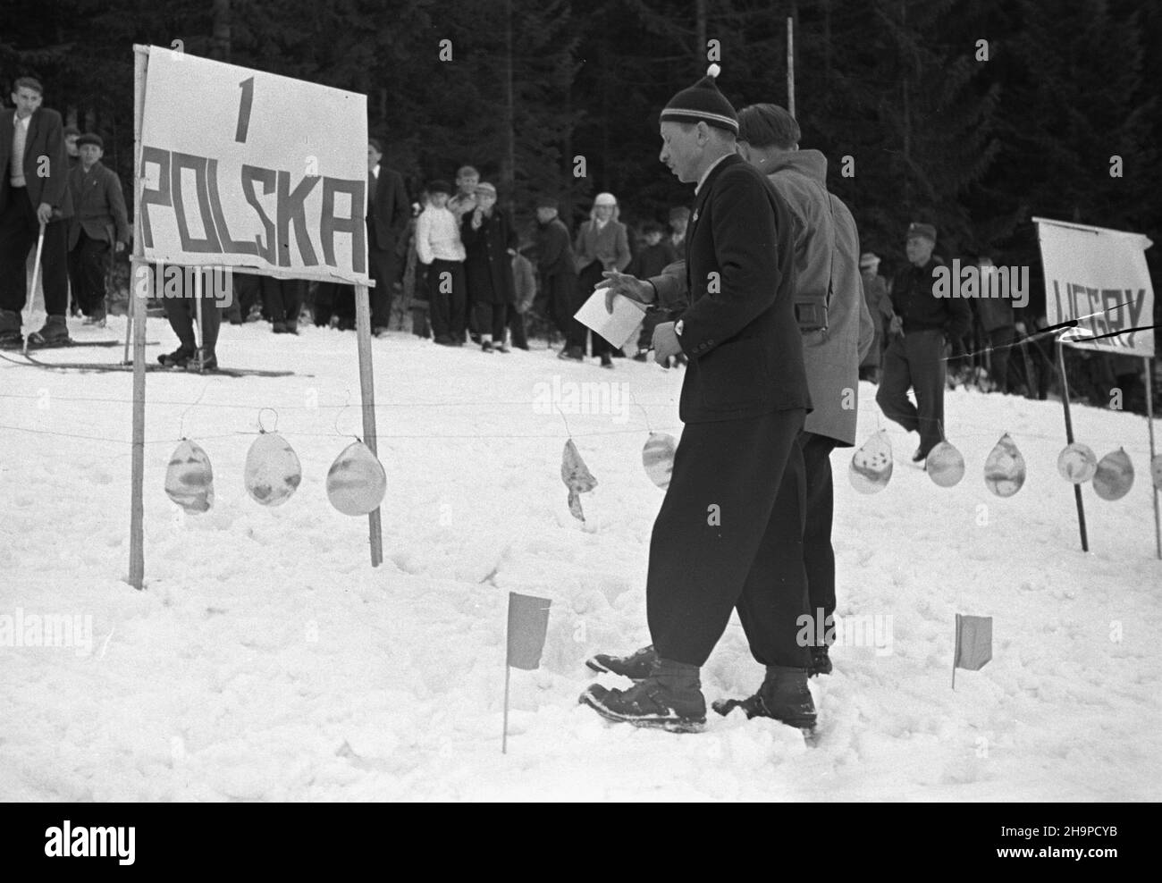 Zakopane, 1949-02-20. W dniach 17-20 lutego odbywa³y siê i Miêdzynarodowe Mistrzostwa Narciarskie, zorganizowane przez Zrzeszenie Sportowe Gwardia. Wziêli w nim udzia³ pracownicy wojska, milicji oraz s³u¿von bezpieczeñstwa z Czechos³owacji, Polski i Wêgier. Jedn¹ z konkurencji by³ bieg patrolowy na dystansie 12 km, po³¹czony ze strzelaniem z karabinków do baloników z odleg³oœci 100 m. NZ. sêdziowie obliczaj¹ liczbê trafieñ na strzelnicy polowej. pap Zakopane, 20. Februar 1949. Die Internationalen Ski-Meisterschaften 1st, die von der Gwardia Sport Association organisiert und am 17-20. Februar abgehalten wurden, wurden geattet Stockfoto