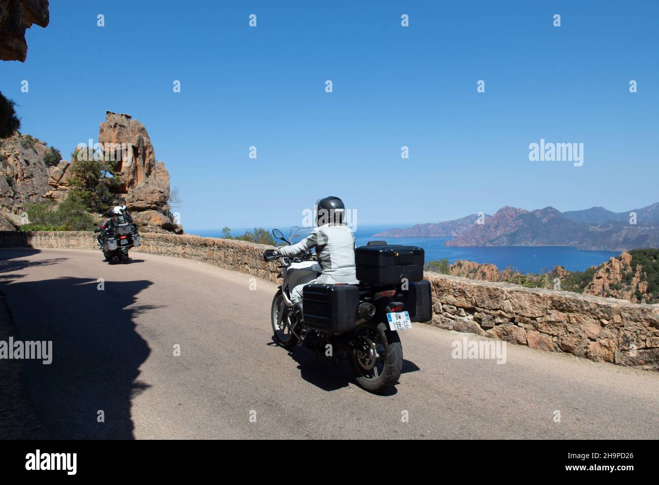 Département Corse-du-Sud (Südkorsika): Statue der Jungfrau in der felsigen Bucht „Calanques de Piana“ Stockfoto