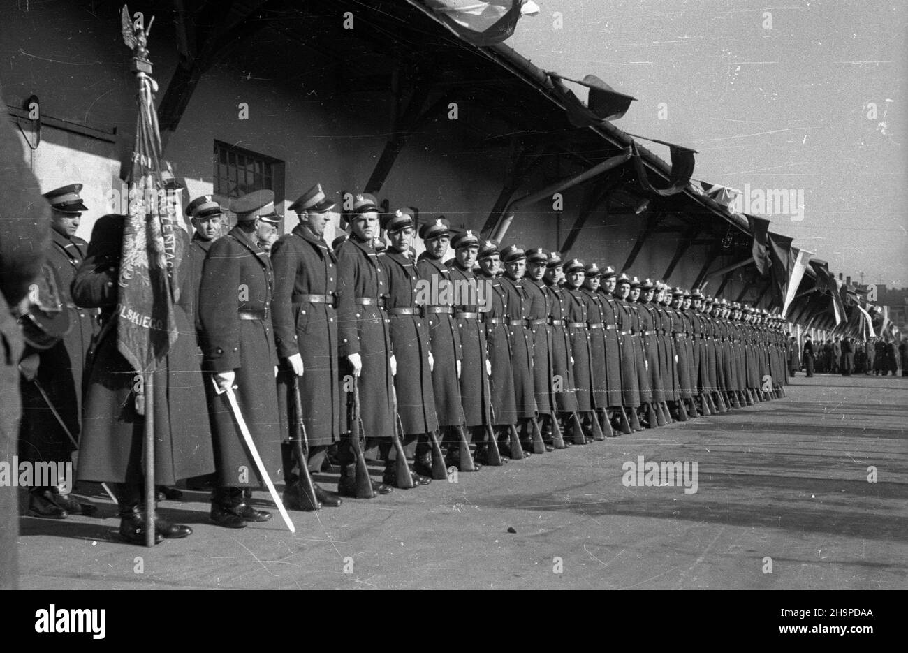 Warszawa, 1949-02-22. W zwi¹zku z obchodami 31. Rocznicy utworzenia Armii Czerwonej, do Polski przyjecha³ marsza³ek ZSRR Konstanty Rokossowski. Na dworcu Warszawa G³ówna Osobowa povitali go przedstawiciele w³adz partyjnych, pañstwowych oraz Wojska Polskiego. NZ. kompania honorowa WP na peronie. pw PAP Warschau, 22. Februar 1949. Marschall der Sowjetunion Konstantin Rokossovski besuchte Polen, um an den Feierlichkeiten zum 31st. Jahrestag der Roten Armee teilzunehmen. Begrüßungszeremonie von Funktionären der Partei, des Staates und der polnischen Armee auf dem Bahnhof Warszawa Glowna Osobowa. Im Bild: Eine Poli Stockfoto