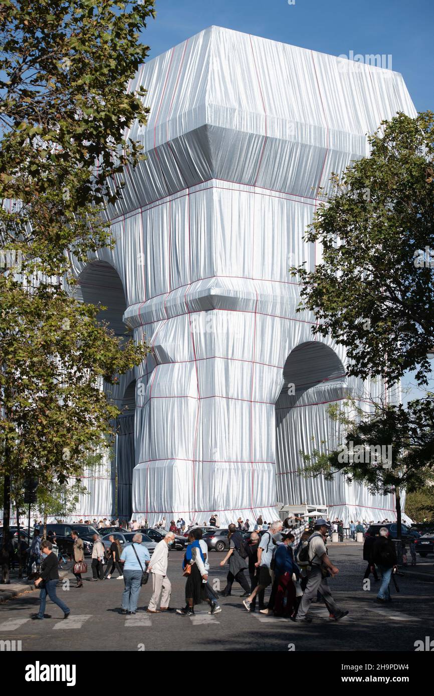 Paris (Frankreich), 22. September 2021: „L'Arc de Triomphe Wrapped“, der Triumphbogen mit Stoff überzogen, Zeitarbeit von Christo und Jeanne-Claude, Stockfoto
