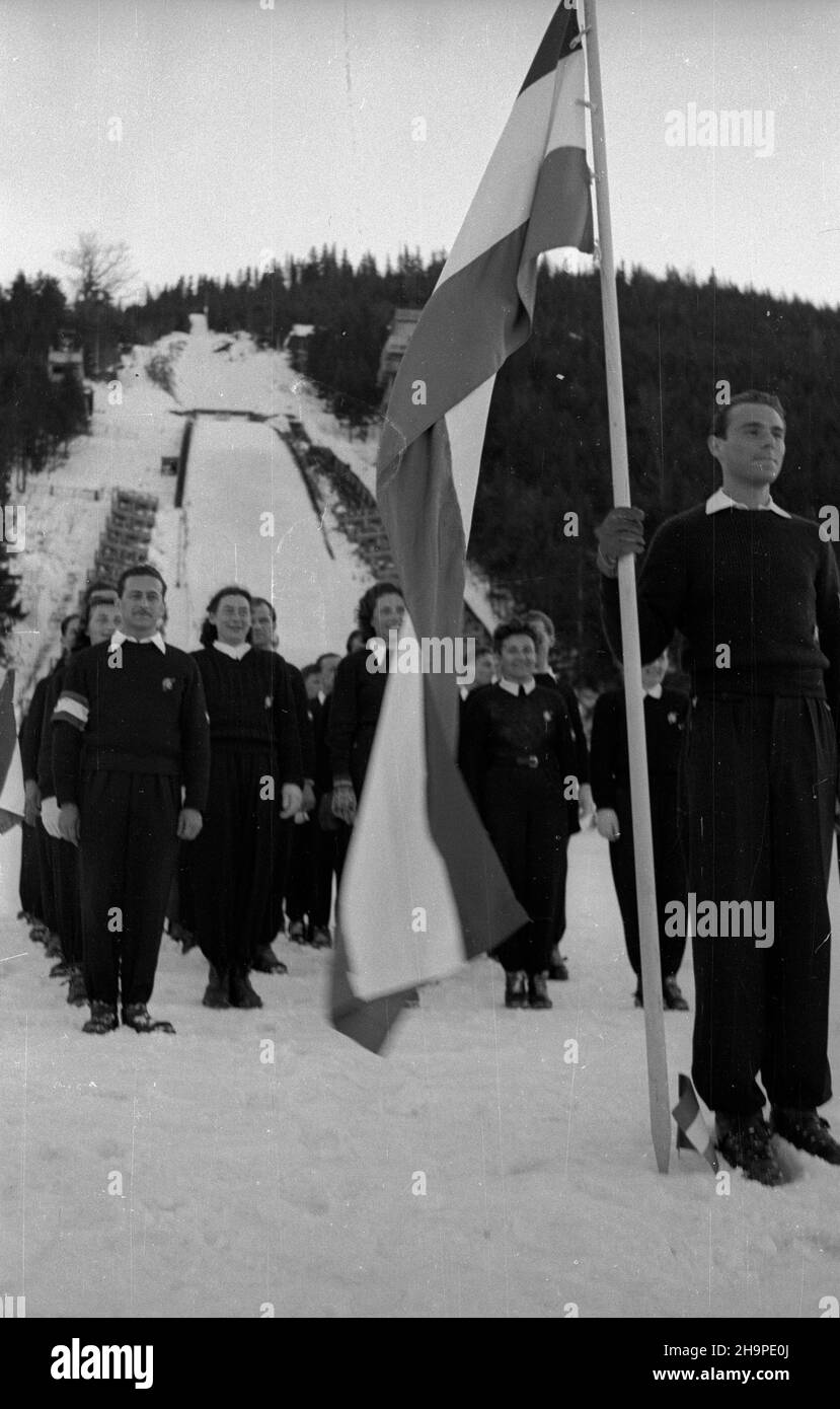 Zakopane, 1949-02-23. OD 23 lutego do 3 marca odbywa³y siê Miêdzynarodowe Zawody Narciarskie o Puchar Tatr. Zgromadzi³y one kilkudziesiêciu sportowców z Polski, Bu³garii, Czechos³owacji, Finlandii, Rumunii i Wêgier. Pierwszego dnia, na stadionie Pod Krokwi¹, odby³o siê uroczyste otwarcie zawodów. NZ. Ekipa sportowców z Wêgier. pw PAP Zakopane, 23. Februar 1949. Vom 23. Februar bis 3. März fand der internationale Skiwettbewerb für den Pokal der Tatra statt. An diesem Wettbewerb nahmen mehrere Dutzend Sportler aus Polen, Bulgarien, der Tschechoslowakei, Finnland, Rumänien und Ungarn Teil. Die com Stockfoto