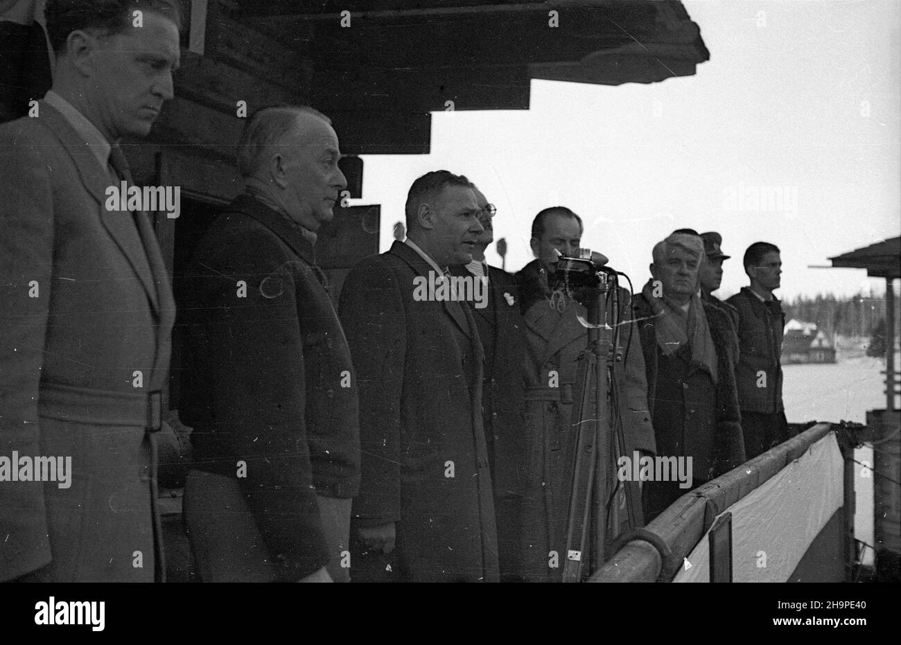 Zakopane, 1949-02-23. OD 23 lutego do 3 marca odbywa³y siê Miêdzynarodowe Zawody Narciarskie o Puchar Tatr. Zgromadzi³y one kilkudziesiêciu sportowców z Polski, Bu³garii, Czechos³owacji, Finlandii, Rumunii i Wêgier. Pierwszego dnia, na stadionie Pod Krokwi¹, odby³o siê uroczyste otwarcie zawodów. NZ. na trybunie honorowej, m.in.: wiceprezes Polskiego Zwi¹zku Narciarskiego Aleksander Boniecki (2L), wojewoda krakowski Kazimierz Paskiewicz (3L), dyrektor G³ównego Urzêdu Kultury Fizycznej Tadeusz Kuchar (4L). pw PAP Zakopane, 23. Februar 1949. Internationaler Skiwettbewerb für den Cup of Stockfoto