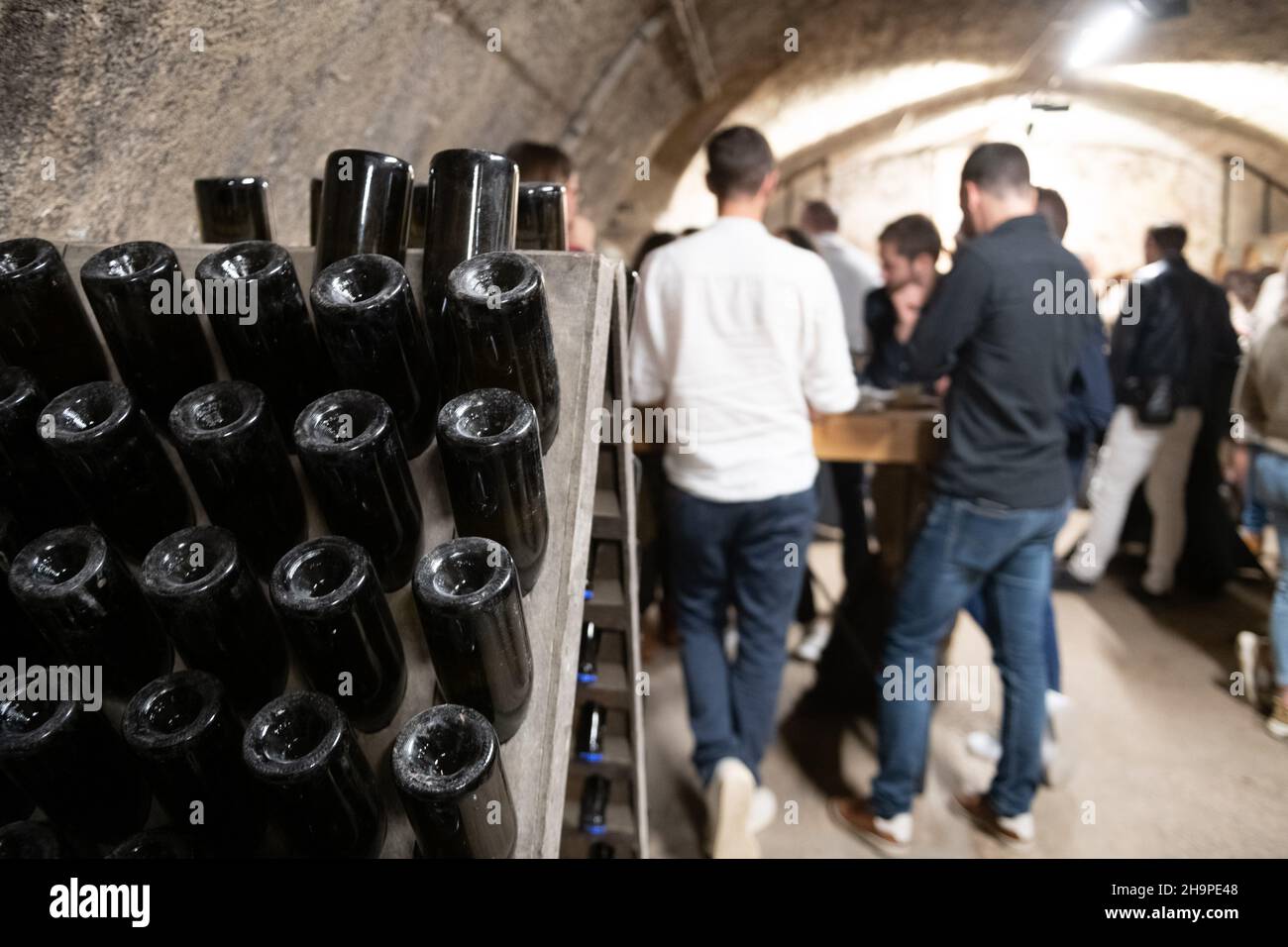 Weinverkostung, Workshop „Bubbly & Dessert“ im Keller des Weinanbaugutes Chaboud-Cellier in Saint-Peray (Südostfrankreich), Weine aus Th Stockfoto