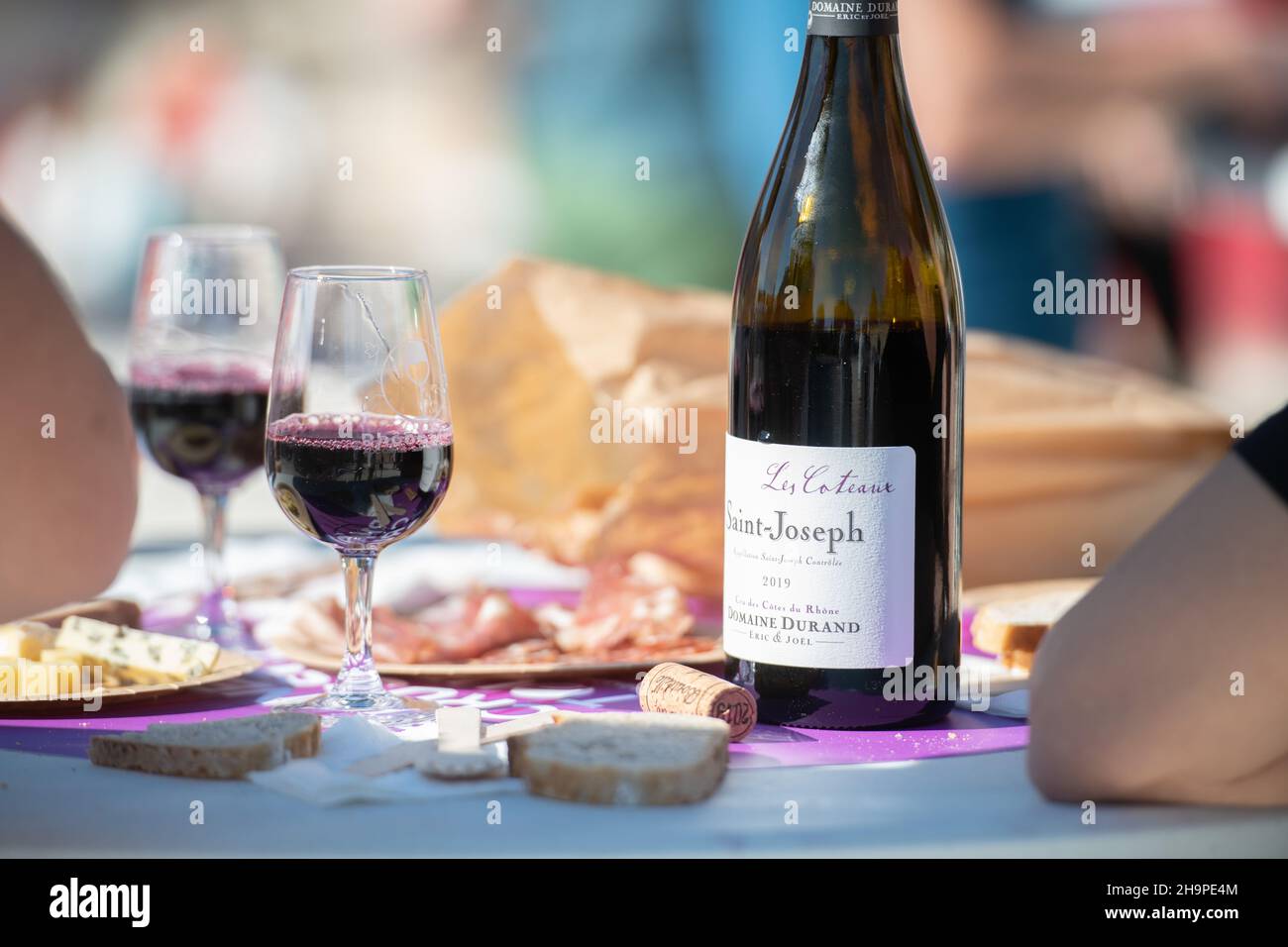 Flasche und Glas Rotwein während eines Workshops „Apero sur un Plateaus & fromages“ (Wein- und Käseverkostung) in Alboussiere (Südostfrankreich), Wein Stockfoto
