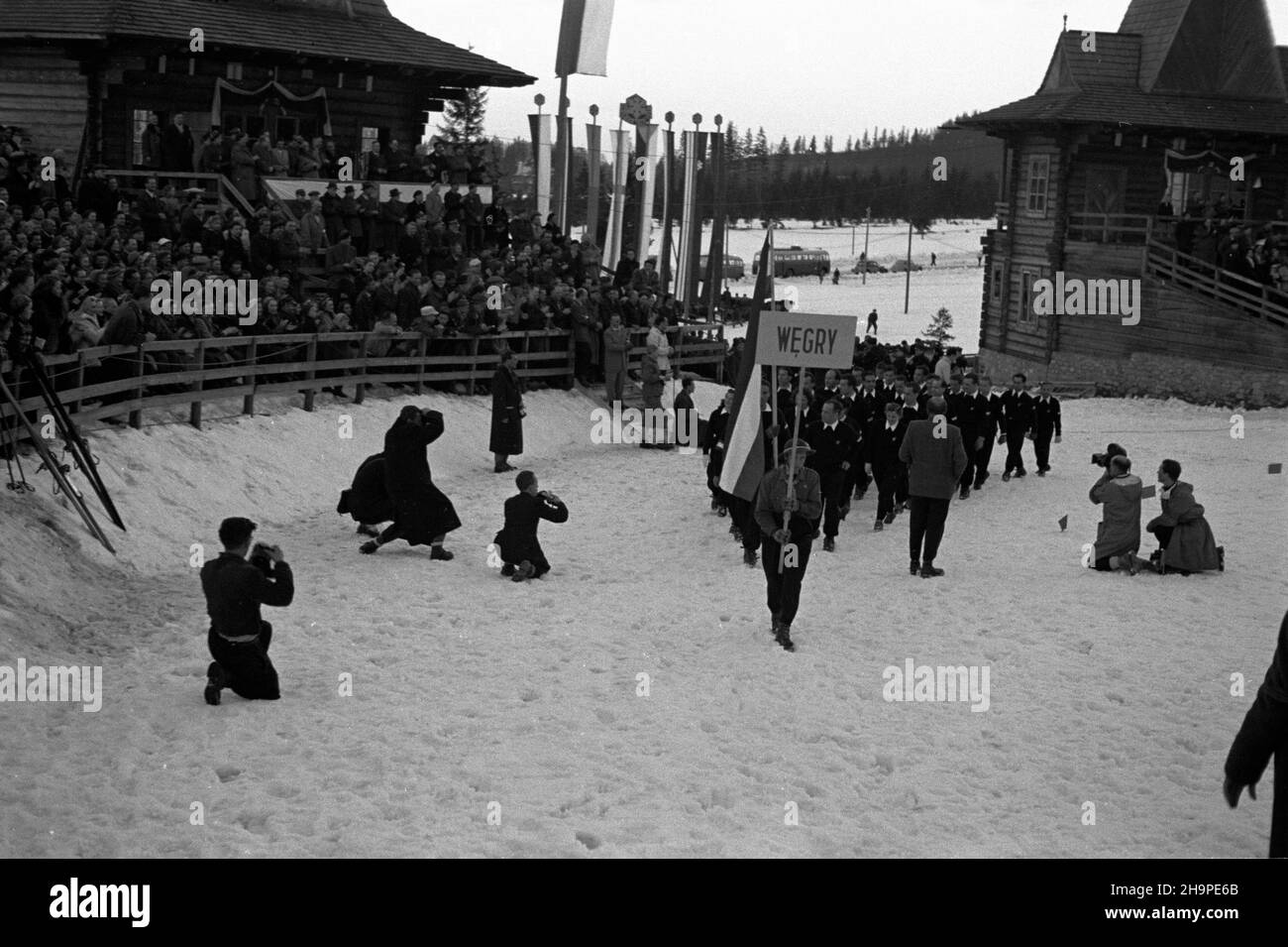 Zakopane, 1949-02-23. OD 23 lutego do 3 marca odbywa³y siê Miêdzynarodowe Zawody Narciarskie o Puchar Tatr. Zgromadzi³y one kilkudziesiêciu sportowców z Polski, Bu³garii, Czechos³owacji, Finlandii, Rumunii i Wêgier. Pierwszego dnia, na stadionie Pod Krokwi¹, odby³o siê uroczyste otwarcie zawodów. NZ. Defilada sportowców. pw PAP Zakopane, 23. Februar 1949. Vom 23. Februar bis 3. März fand der internationale Skiwettbewerb für den Pokal der Tatra statt. An diesem Wettbewerb nahmen mehrere Dutzend Sportler aus Polen, Bulgarien, der Tschechoslowakei, Finnland, Rumänien und Ungarn Teil. Die Konkurrenz Stockfoto