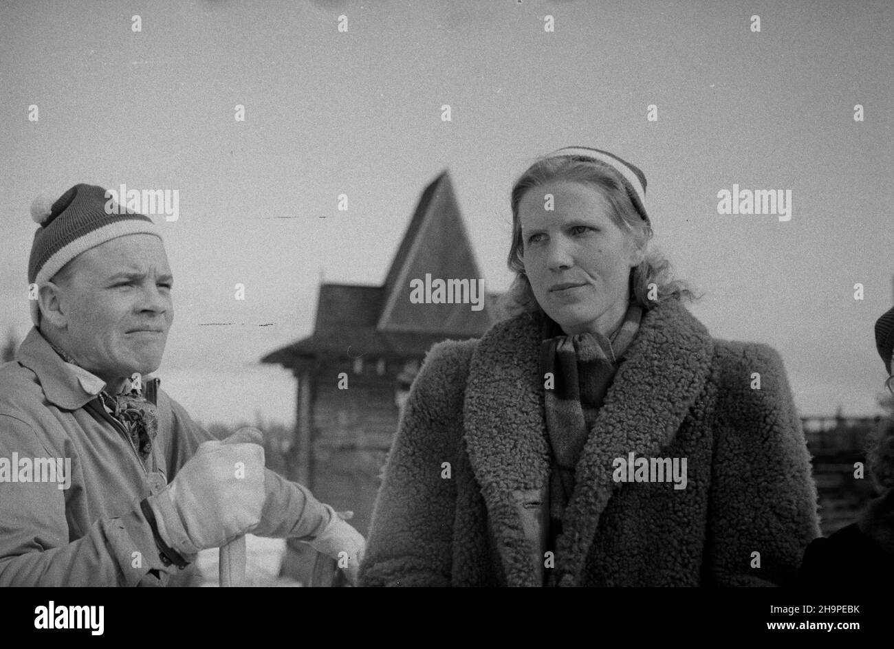 Zakopane, 1949-02-24. OD 23 lutego do 3 marca odbywa³y siê Miêdzynarodowe Zawody Narciarskie o Puchar Tatr. Zgromadzi³y one kilkudziesiêciu sportowców z Polski, Bu³garii, Czechos³owacji, Finlandii, Rumunii i Wêgier. Pierwszego dnia zawodów odby³ siê bieg kobiet na 8 kilometrów. Trasa prowadzi³a od górnej stacji kolejki na Guba³ówce do stadionu Pod Krokwi¹. NZ. Zawodnicy fiñscy: z prawej Maire Saloranta (zajê³a pierwsze miejsce), z lewej Mikko Matilla. pw PAP Zakopane, 24. Februar 1949. Vom 23. Februar bis 3. März fand der internationale Skiwettbewerb für den Pokal der Tatra statt. Stockfoto