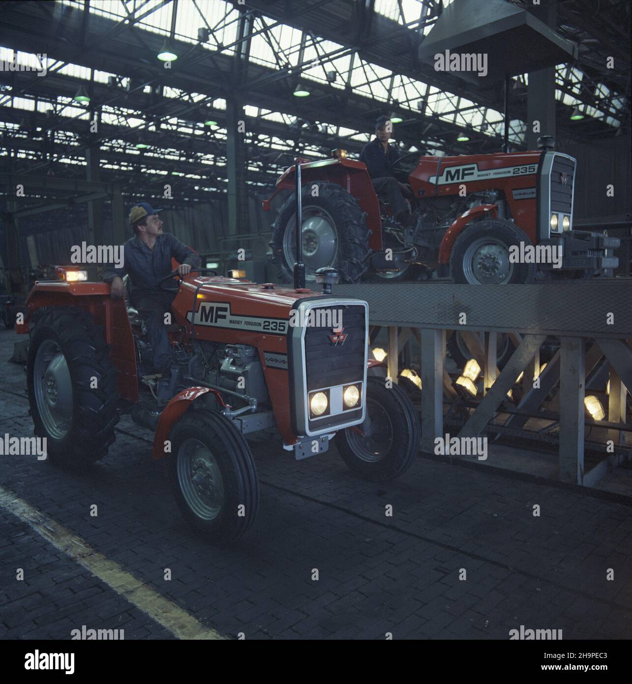 Warszawa 06,1980. Produccja ci¹gników Ursus MF-235 na licencji firmy Massey Ferguson w Zak³adach Mechanicznych Zrzeszenia Przemys³u Ci¹gnikowego Ursus. uu PAP/Tomasz Pra¿mowski Dok³adny dzieñ wydarzenia nieustalony. Warschau, Juni 1980. Produktion von Ursus MF-235 Traktoren unter Massey Ferguson Lizenz im Ursus Traktorwerk. uu PAP/Tomasz Prazmowski Veranstaltungstag unbekannt Stockfoto