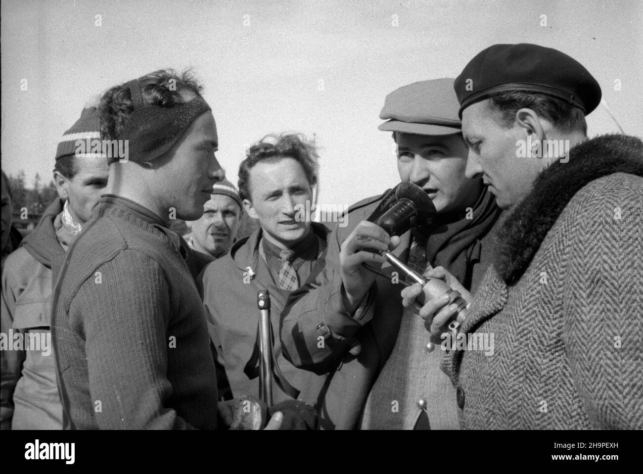 Zakopane, 1949-02-24. OD 23 lutego do 3 marca odbywa³y siê Miêdzynarodowe Zawody Narciarskie o Puchar Tatr, z udzia³em kilkudziesiêciu sportowców z Polski, Bu³garii, Czechos³owacji, Finlandii, Rumunii i Wêgier. Pierwszego dnia odby³ siê bieg mê¿czyzn na 18 kilometrów, zaliczany do kombinacji norweskiej, ze startem i met¹ na stadionie Pod Krokwi¹. NZ. zwyciêzca zawodów Jaroslav Cardal z Czechos³owacji (L) udziela wywiadu. Z prawej sprawozdawca sportowy Polskiego Radia Witold Dobrowolski. pw PAP Zakopane, 24. Februar 1949. Am 23 fand der Internationale Skiwettbewerb des Tatra Mountain Cup statt Stockfoto