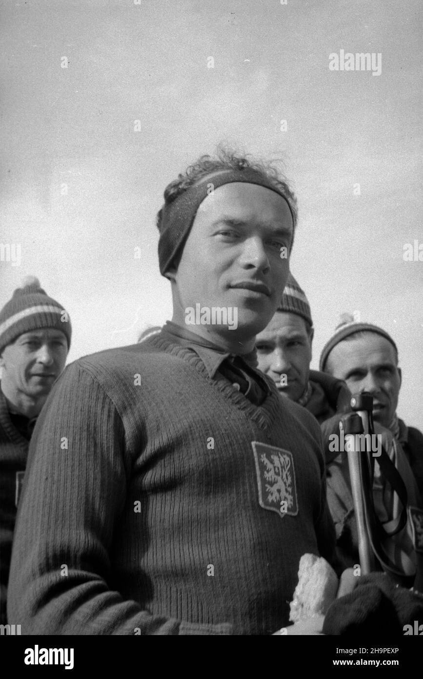 Zakopane, 1949-02-24. OD 23 lutego do 3 marca odbywa³y siê Miêdzynarodowe Zawody Narciarskie o Puchar Tatr, z udzia³em kilkudziesiêciu sportowców z Polski, Bu³garii, Czechos³owacji, Finlandii, Rumunii i Wêgier. Pierwszego dnia odby³ siê bieg mê¿czyzn na 18 kilometrów, zaliczany do kombinacji norweskiej, ze startem i met¹ na stadionie Pod Krokwi¹. NZ. zwyciêzca zawodów Jaroslav Cardal z Czechos³owacji. pw PAP Zakopane, 24. Februar 1949. Der internationale Skiwettbewerb Tatra Mountain Cup fand vom 23. Februar bis 3. März statt, an dem mehrere Dutzend Teilnehmer aus Polen und Bulgarien teilgenommen haben Stockfoto