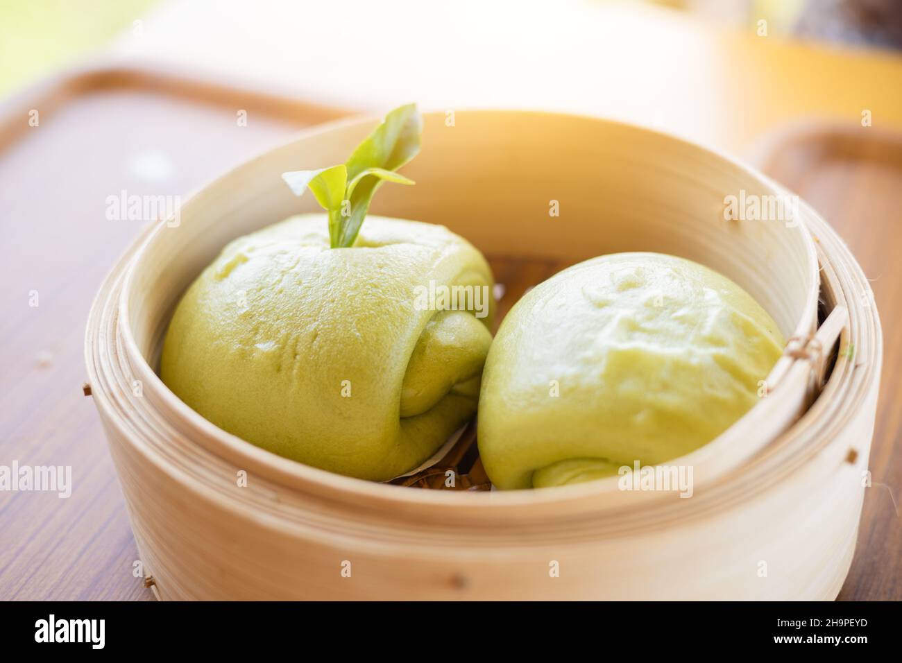 Chinesische Dampfbrötchen oder Mantou Green Tea begünstigen das Essen Stockfoto