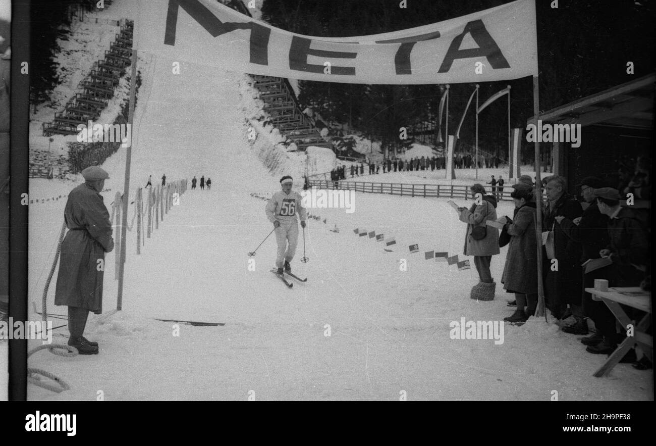 Zakopane, 1949-02-24. OD 23 lutego do 3 marca odbywa³y siê Miêdzynarodowe Zawody Narciarskie o Puchar Tatr, z udzia³em kilkudziesiêciu sportowców z Polski, Bu³garii, Czechos³owacji, Finlandii, Rumunii i Wêgier. Bieg mê¿czyzn na 18 kilometrów, zaliczany do kombinacji norweskiej, ze startem i met¹ na stadionie Pod Krokwi¹. Zwyciê¿y³ Jaroslav Cardal z Czechos³owacji. NZ. polski zawodnik Józef Krzeptowski-Daniel na mecie biegu. pw PAP Zakopane, 24. Februar 1949. Der internationale Skiwettbewerb Tatra Mountain Cup fand vom 23. Februar bis zum 3. März statt und brachte mehrere Dutzend Teilnehmer zusammen Stockfoto