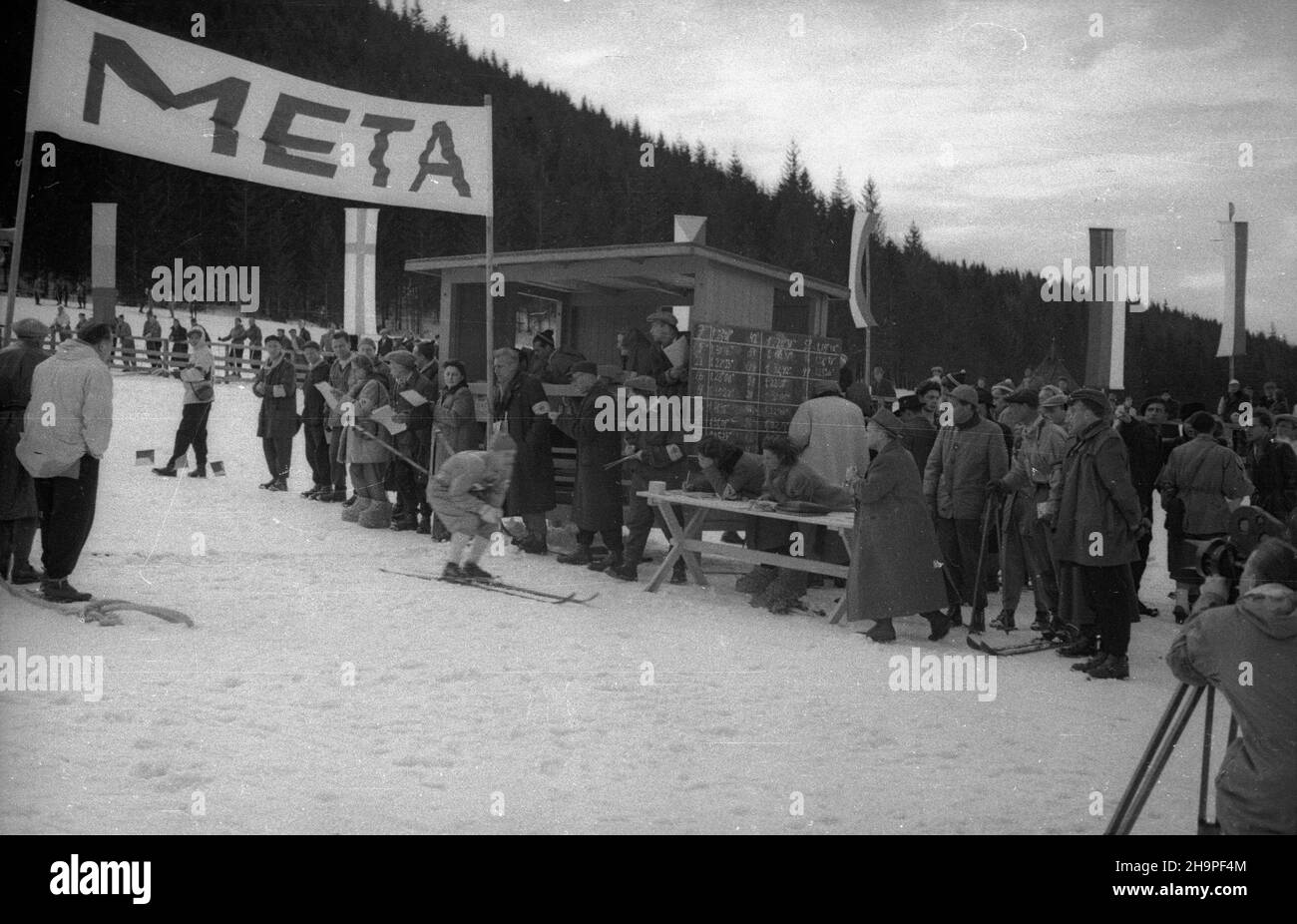 Zakopane, 1949-02-24. OD 23 lutego do 3 marca odbywa³y siê Miêdzynarodowe Zawody Narciarskie o Puchar Tatr, z udzia³em kilkudziesiêciu sportowców z Polski, Bu³garii, Czechos³owacji, Finlandii, Rumunii i Wêgier. Bieg mê¿czyzn na 18 kilometrów, zaliczany do kombinacji norweskiej, ze startem i met¹ na stadionie Pod Krokwi¹. Zwyciê¿y³ Jaroslav Cardal z Czechos³owacji. pw PAP Zakopane, 24. Februar 1949. Der internationale Skiwettbewerb Tatra Mountain Cup fand vom 23. Februar bis zum 3. März statt und brachte mehrere Dutzend Teilnehmer aus Polen, Bulgarien, der Tschechoslowakei, Finnland, Rumänien und zusammen Stockfoto