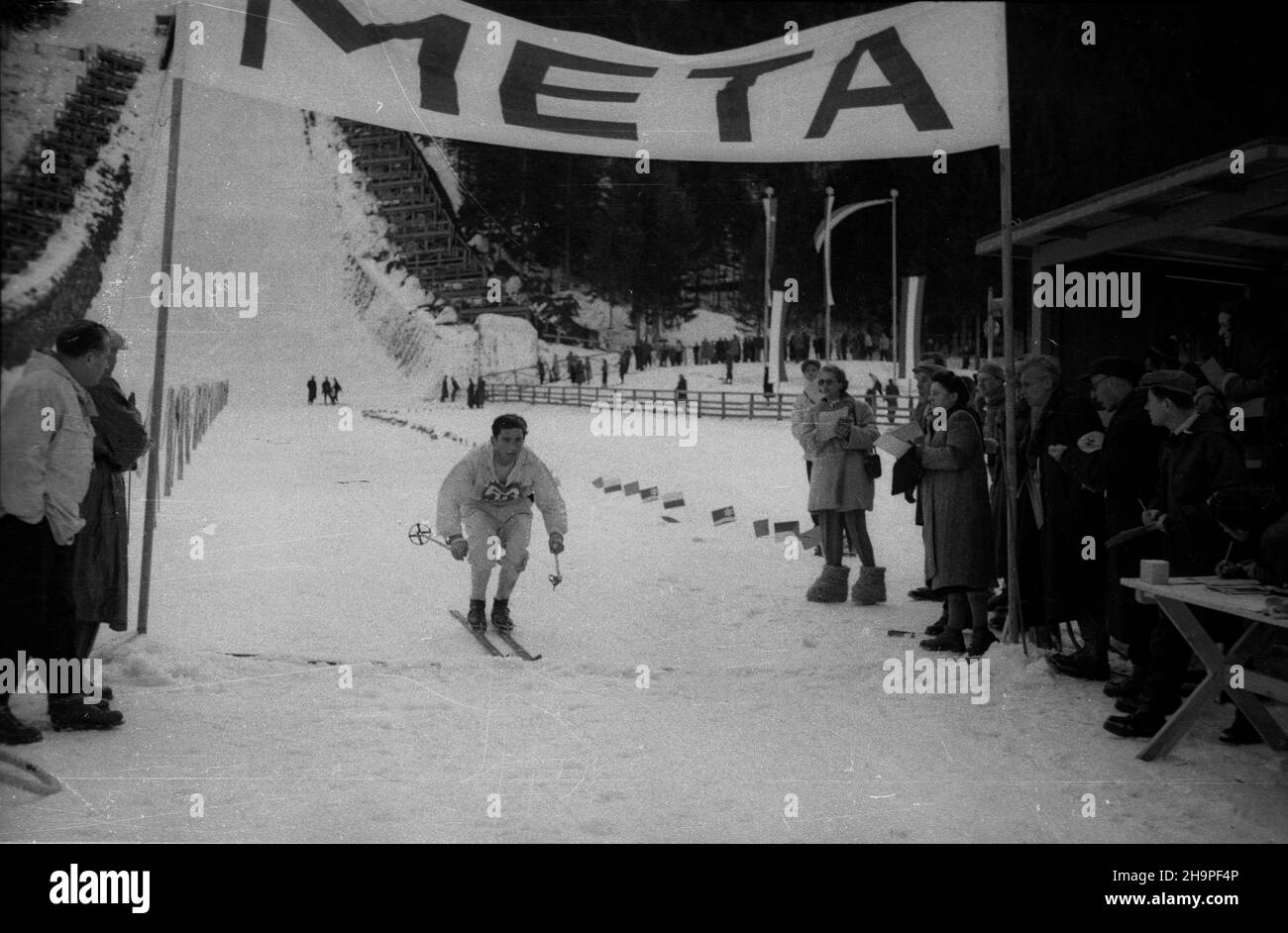 Zakopane, 1949-02-24. OD 23 lutego do 3 marca odbywa³y siê Miêdzynarodowe Zawody Narciarskie o Puchar Tatr, z udzia³em kilkudziesiêciu sportowców z Polski, Bu³garii, Czechos³owacji, Finlandii, Rumunii i Wêgier. Bieg mê¿czyzn na 18 kilometrów, zaliczany do kombinacji norweskiej, ze startem i met¹ na stadionie Pod Krokwi¹. Zwyciê¿y³ Jaroslav Cardal z Czechos³owacji. Nz. Ion Hebedeanu z Rumunii na mecie biegu. pw PAP Zakopane, 24. Februar 1949. Der internationale Skiwettbewerb Tatra Mountain Cup fand vom 23. Februar bis zum 3. März statt und brachte mehrere Dutzend Teilnehmer aus Polen, BU, zusammen Stockfoto