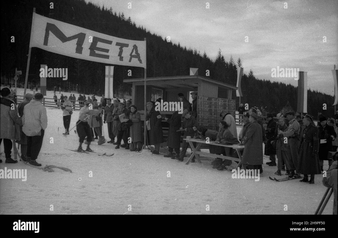 Zakopane, 1949-02-24. OD 23 lutego do 3 marca odbywa³y siê Miêdzynarodowe Zawody Narciarskie o Puchar Tatr, z udzia³em kilkudziesiêciu sportowców z Polski, Bu³garii, Czechos³owacji, Finlandii, Rumunii i Wêgier. Bieg mê¿czyzn na 18 kilometrów, zaliczany do kombinacji norweskiej, ze startem i met¹ na stadionie Pod Krokwi¹. Zwyciê¿y³ Jaroslav Cardal z Czechos³owacji. Nz. Emil Thomas z Czechos³owacji na mecie biegu. pw PAP Zakopane, 24. Februar 1949. Der internationale Skiwettbewerb Tatra Mountain Cup fand vom 23. Februar bis zum 3. März statt und brachte mehrere Dutzend Teilnehmer aus Polan zusammen Stockfoto