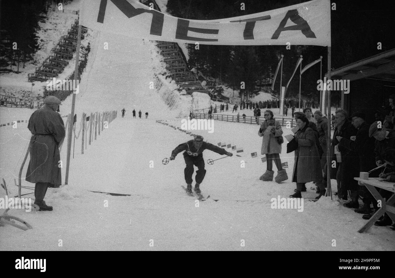 Zakopane, 1949-02-24. OD 23 lutego do 3 marca odbywa³y siê Miêdzynarodowe Zawody Narciarskie o Puchar Tatr, z udzia³em kilkudziesiêciu sportowców z Polski, Bu³garii, Czechos³owacji, Finlandii, Rumunii i Wêgier. Bieg mê¿czyzn na 18 kilometrów, zaliczany do kombinacji norweskiej, ze startem i met¹ na stadionie Pod Krokwi¹. Zwyciê¿y³ Jaroslav Cardal z Czechos³owacji. NZ. polski zawodnik Tadeusz Dawidek na mecie biegu. pw PAP Zakopane, 24. Februar 1949. Der internationale Skiwettbewerb Tatra Mountain Cup fand vom 23. Februar bis zum 3. März statt und brachte mehrere Dutzend Teilnehmer aus Po zusammen Stockfoto