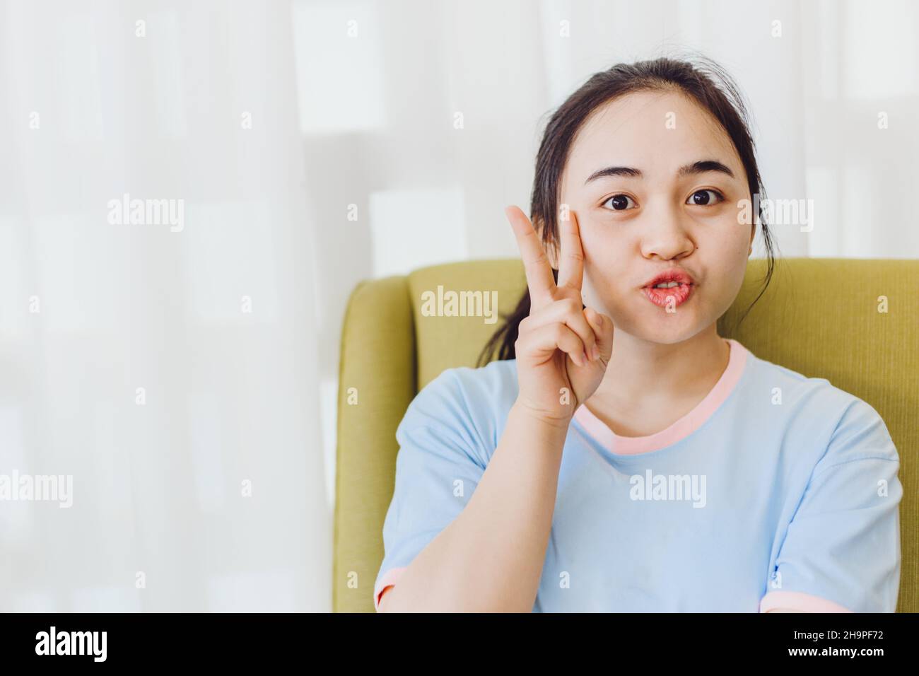 Portrait Asian gesund teen Mädchen niedlich schön lustig glücklich Aktion suchen Kamera Stockfoto