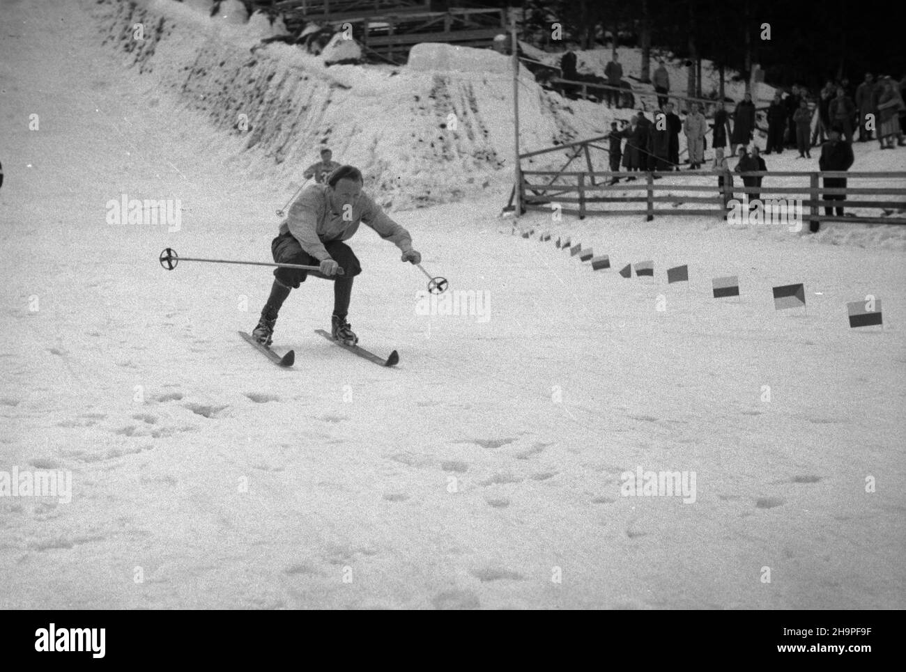 Zakopane, 1949-02-24. OD 23 lutego do 3 marca odbywa³y siê Miêdzynarodowe Zawody Narciarskie o Puchar Tatr, z udzia³em kilkudziesiêciu sportowców z Polski, Bu³garii, Czechos³owacji, Finlandii, Rumunii i Wêgier. Bieg mê¿czyzn na 18 kilometrów, zaliczany do kombinacji norweskiej, ze startem i met¹ na stadionie Pod Krokwi¹. Zwyciê¿y³ Jaroslav Cardal z Czechos³owacji. pw PAP Zakopane, 24. Februar 1949. Der internationale Skiwettbewerb Tatra Mountain Cup fand vom 23. Februar bis zum 3. März statt und brachte mehrere Dutzend Teilnehmer aus Polen, Bulgarien, der Tschechoslowakei, Finnland, Rumänien und zusammen Stockfoto