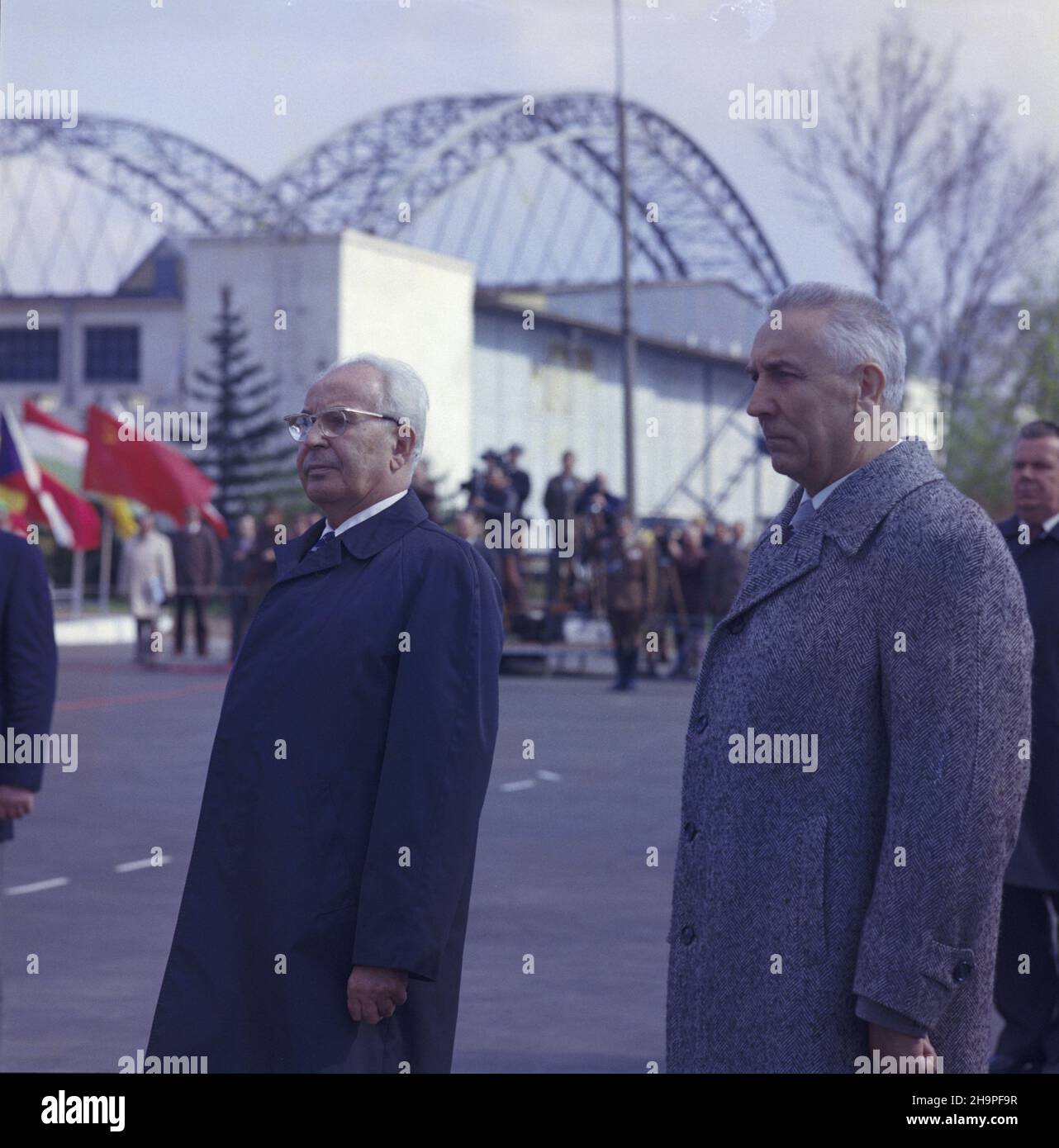 Warszawa 13.05.1980. Obrady Doradczego Komitetu Pañstw Stron Uk³adu Warszawskiego. NZ. Sekretarz generalny KC Komunistycznej Partii Czechos³owacji Gustav Husak (L) i sekretarz Polskiej Zjednoczonej Partii Robotniczej Edward Gierek podczas povitania delegacji CSRS na lotnisku Okêcie. uu PAP/Leszek £o¿yñski Warschau, 13. Mai 1980. Die tschechoslowakische Delegation trifft auf dem Flughafen Okecie ein, um eine Sitzung des Beratenden Ausschusses für den Warschauer Pakt zu halten. Im Bild: Gustav Husak (L), Generalsekretär der Kommunistischen Partei Tschecholovak, erster Sekretär der Zentraleinheit der Polnischen Vereinigten Arbeiterpartei (PUWP) Stockfoto
